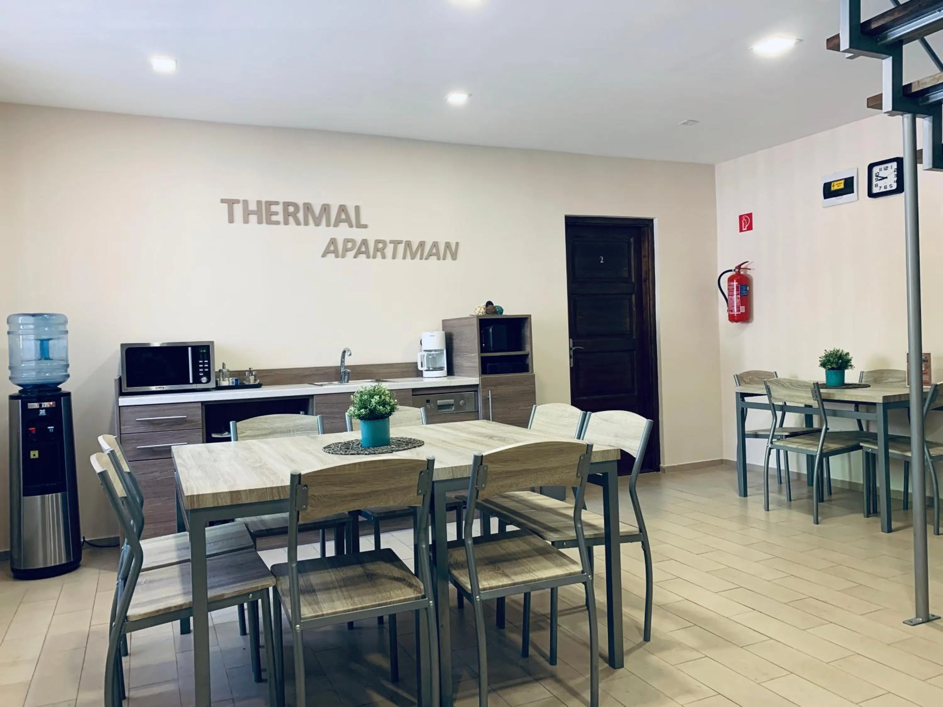 Communal lounge/ TV room in Thermal Apartman