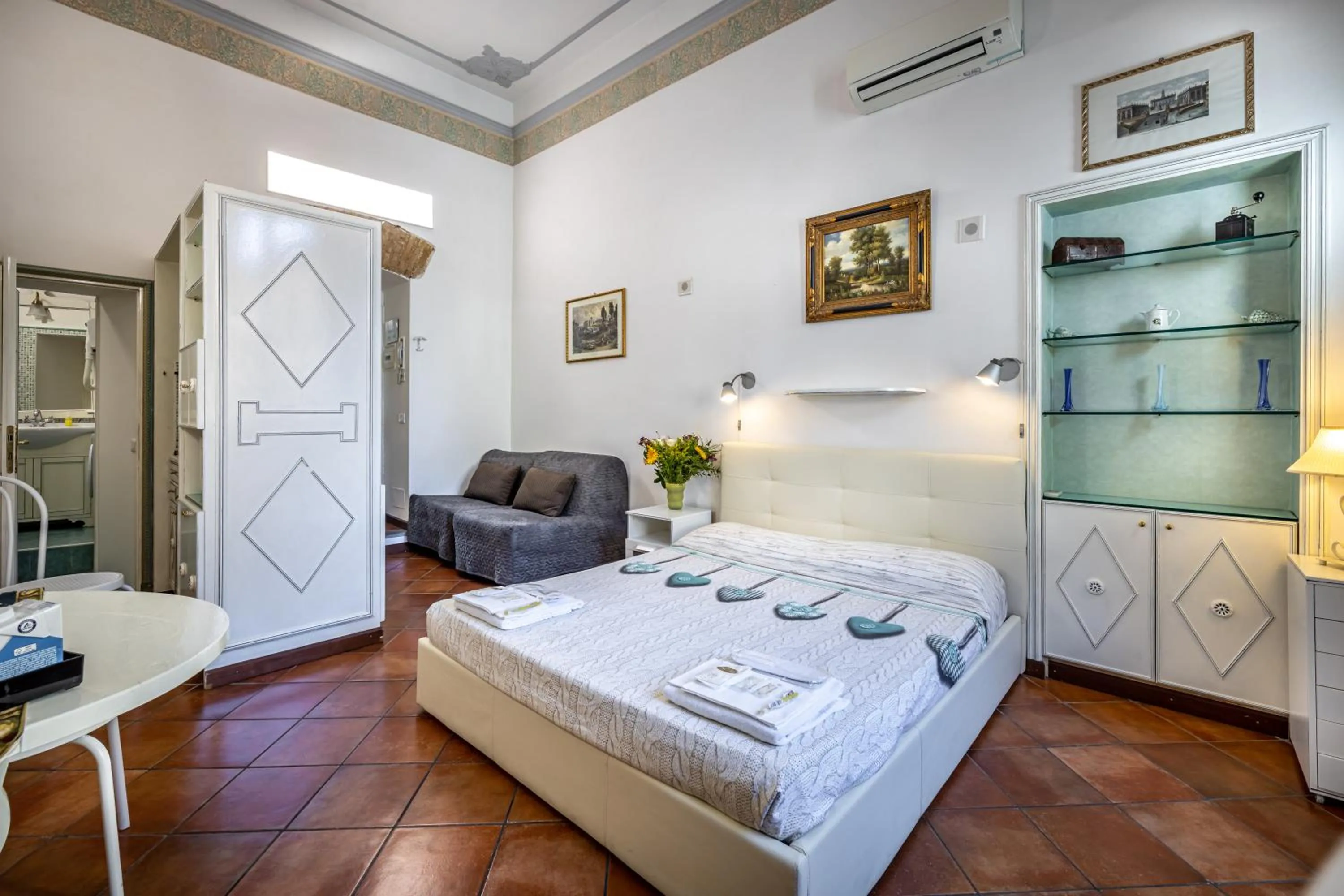 Photo of the whole room, Bed in Duomo Palace