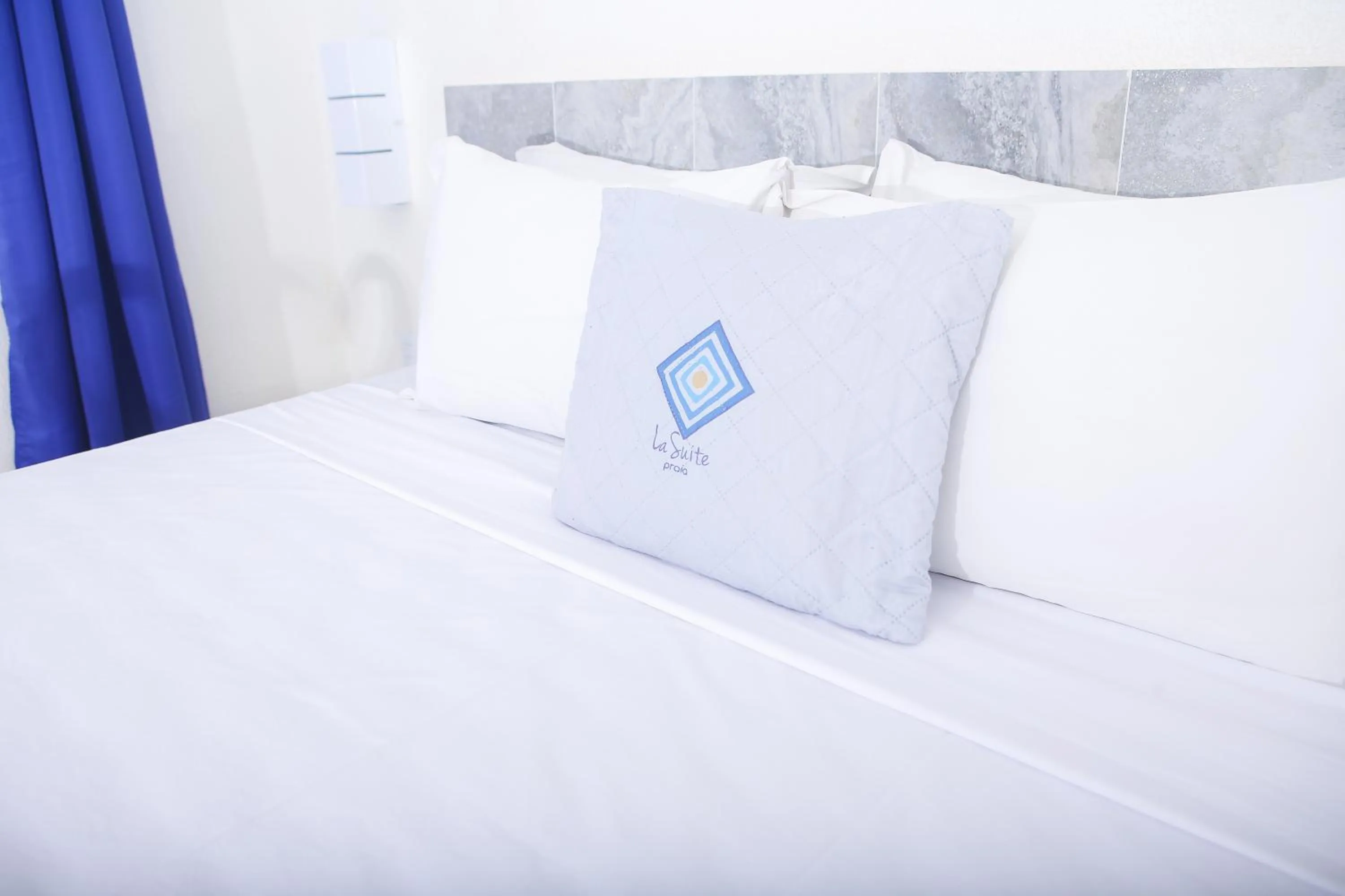 Bed in La Suite Praia Hotel