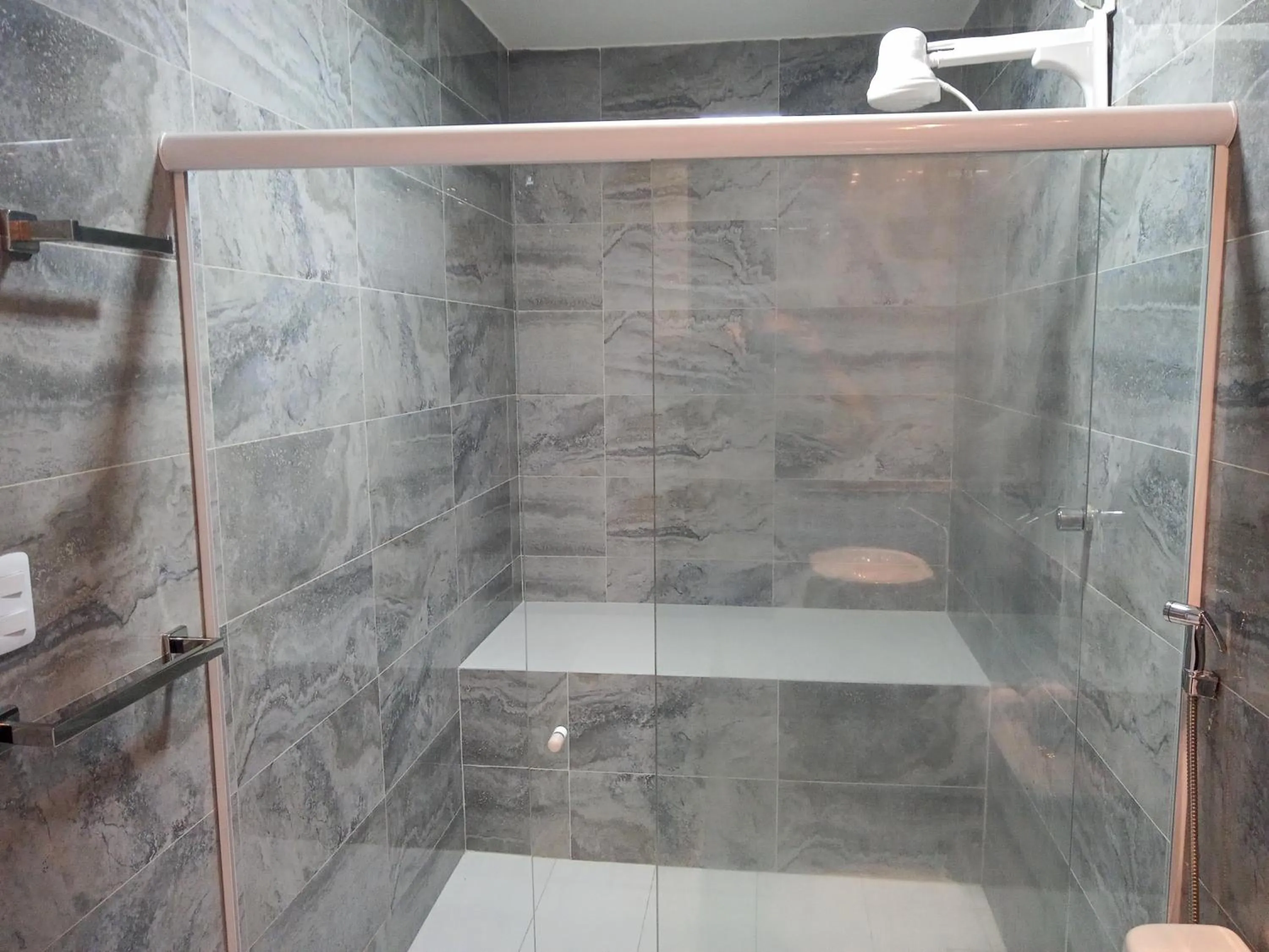 Shower in La Suite Praia Hotel