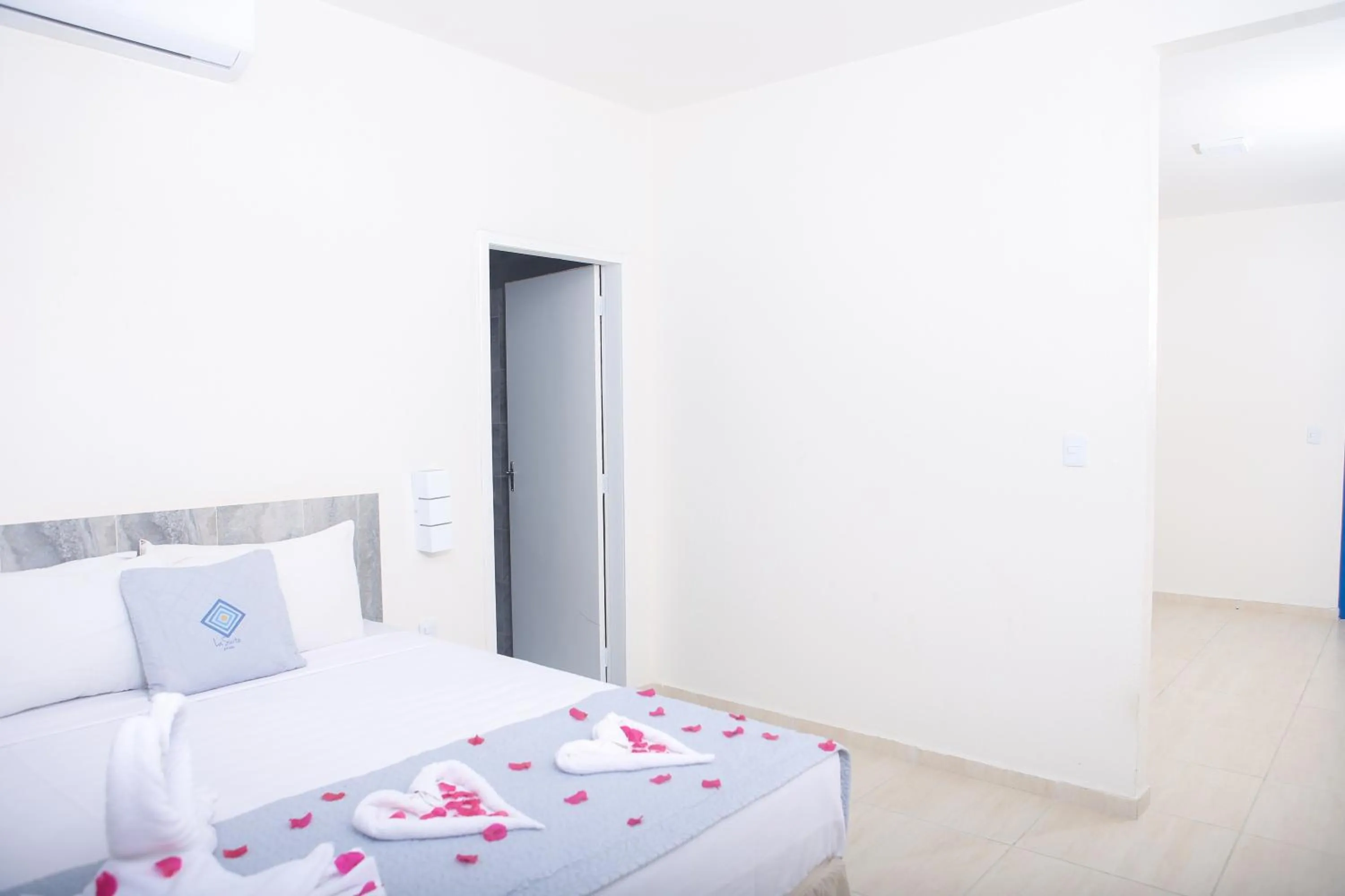 Photo of the whole room, Bed in La Suite Praia Hotel