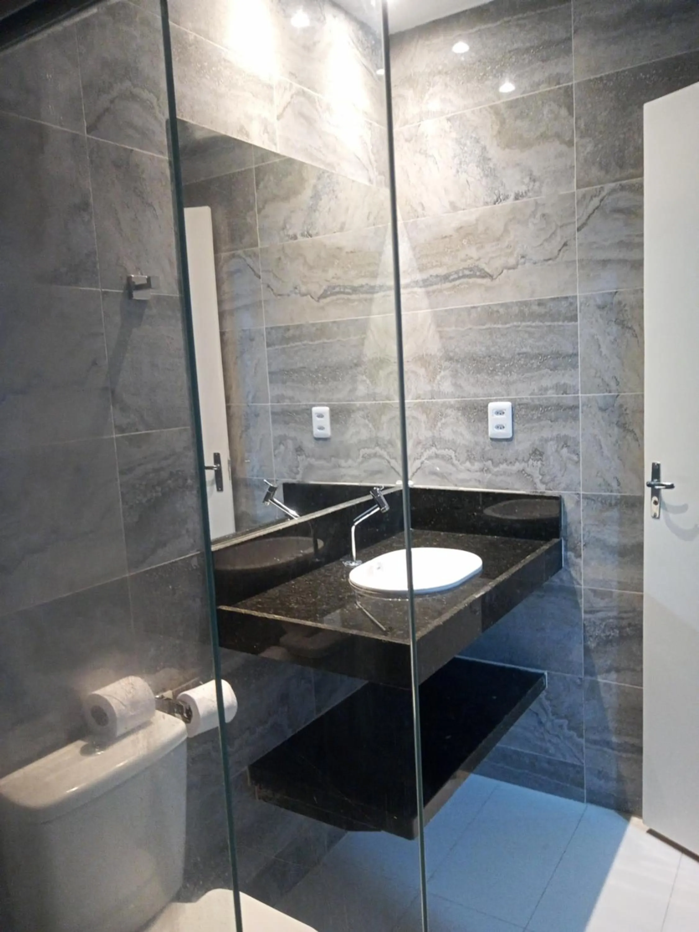 Bathroom in La Suite Praia Hotel