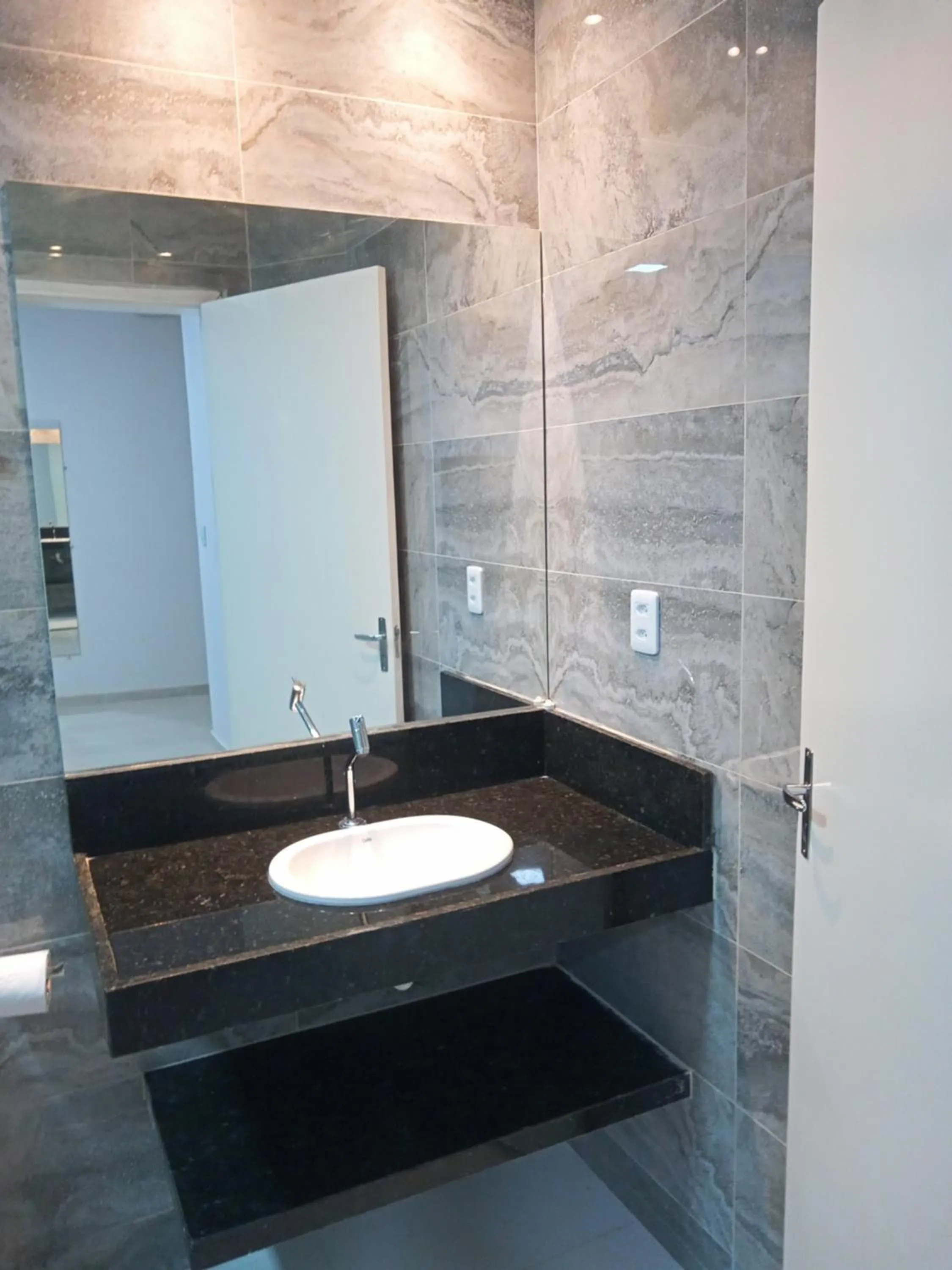 Bathroom in La Suite Praia Hotel