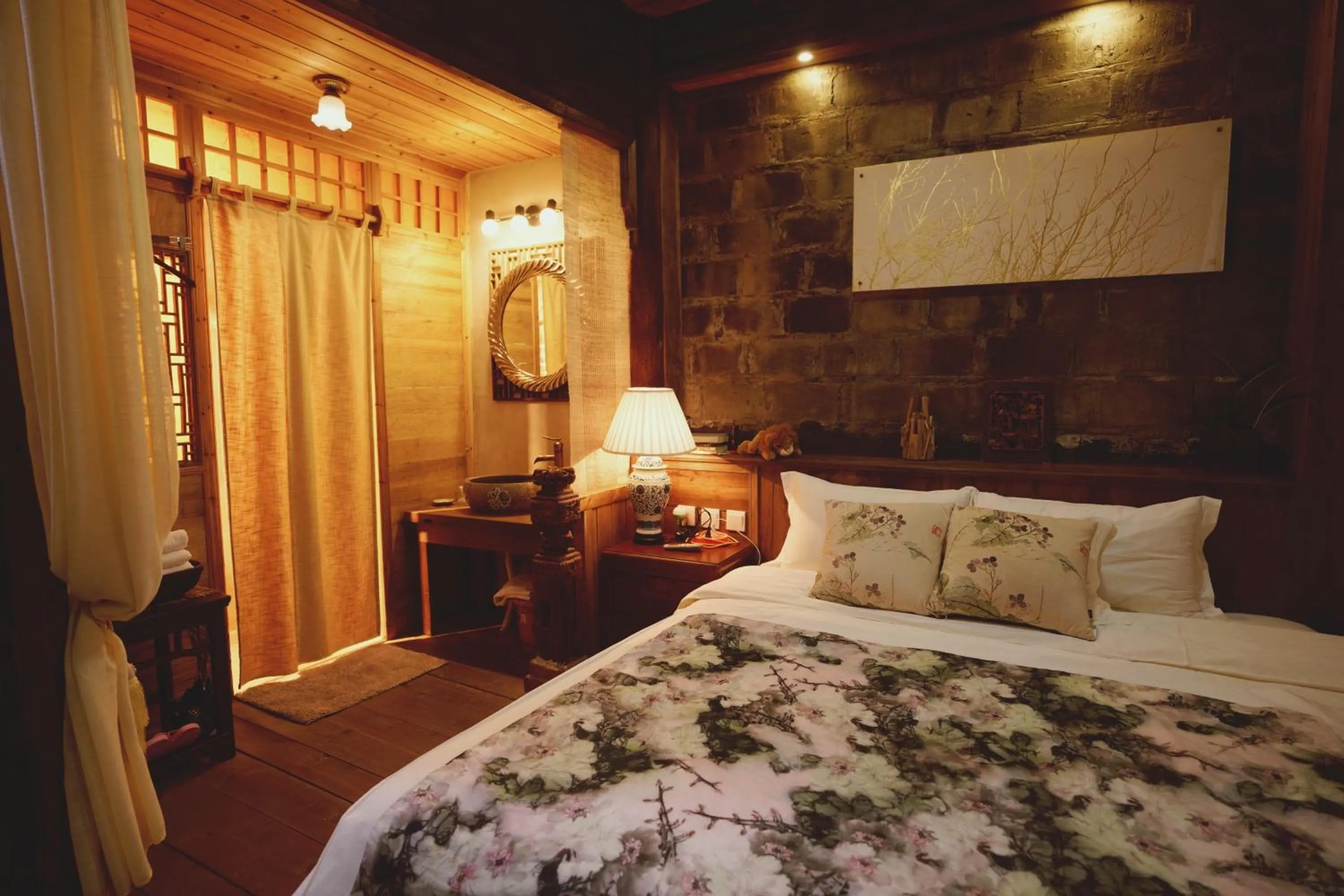 Bed in WuYuan QiYe YanXiang Guesthouse