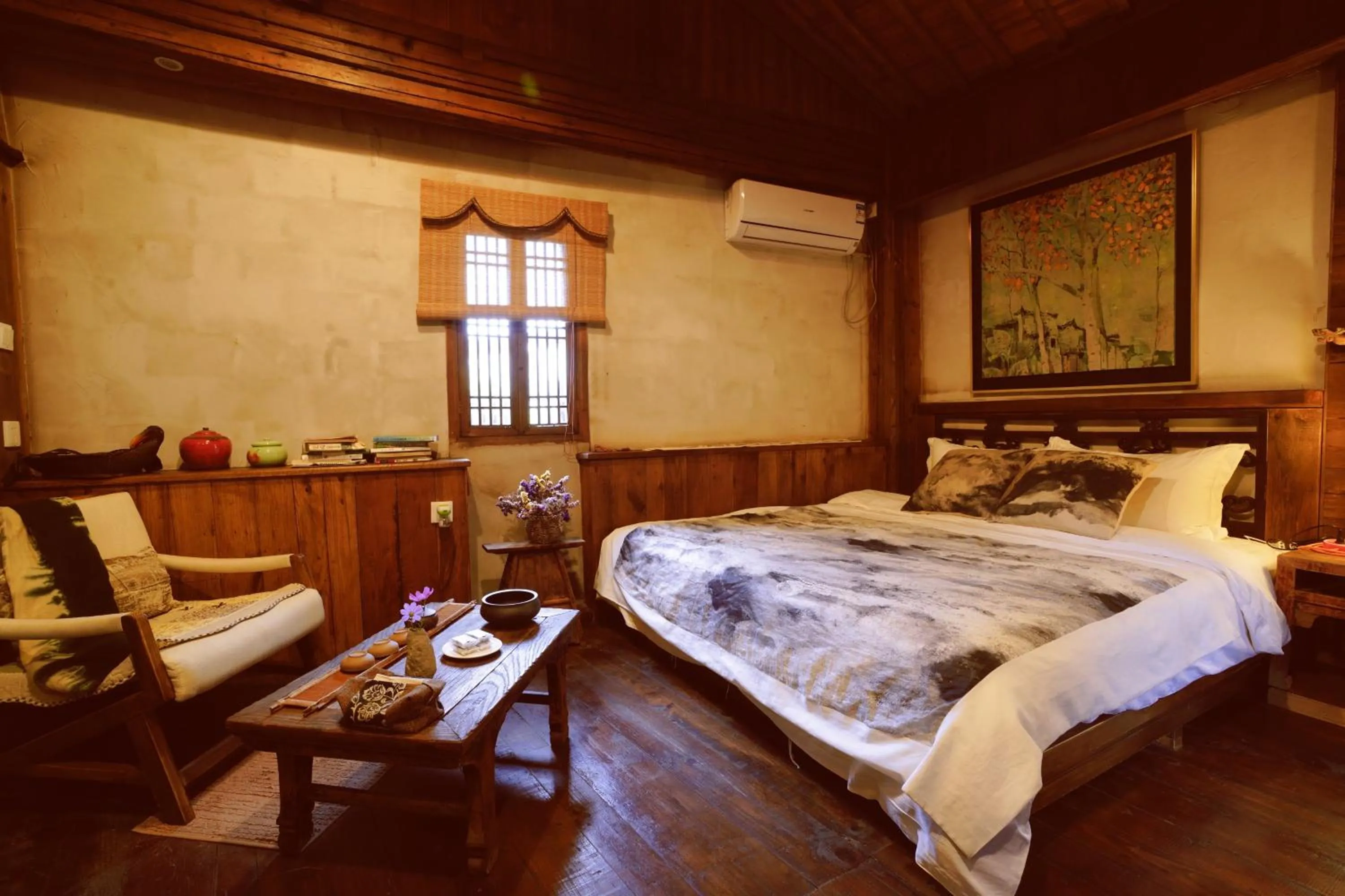 Bed in WuYuan QiYe YanXiang Guesthouse