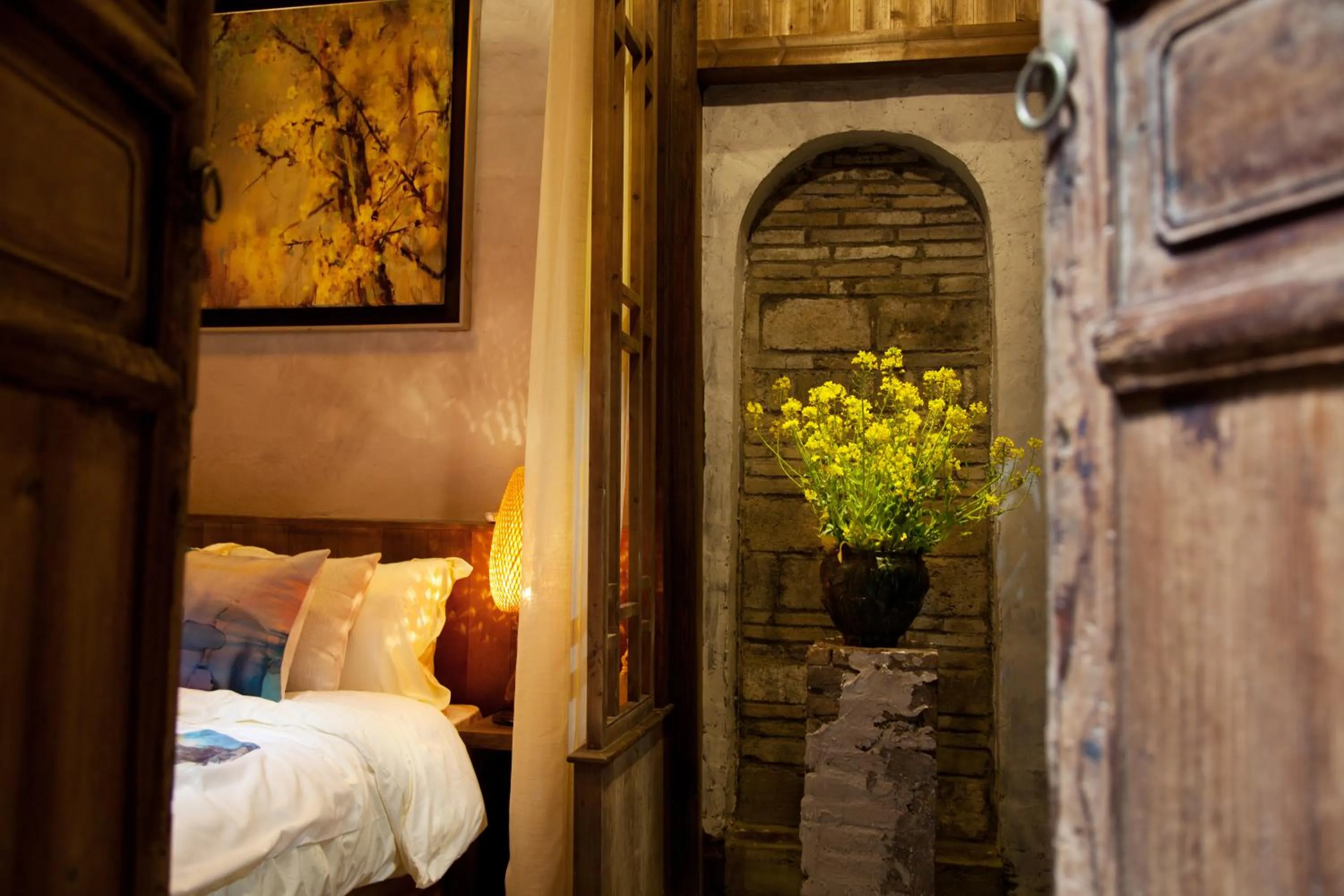 Bed in WuYuan QiYe YanXiang Guesthouse