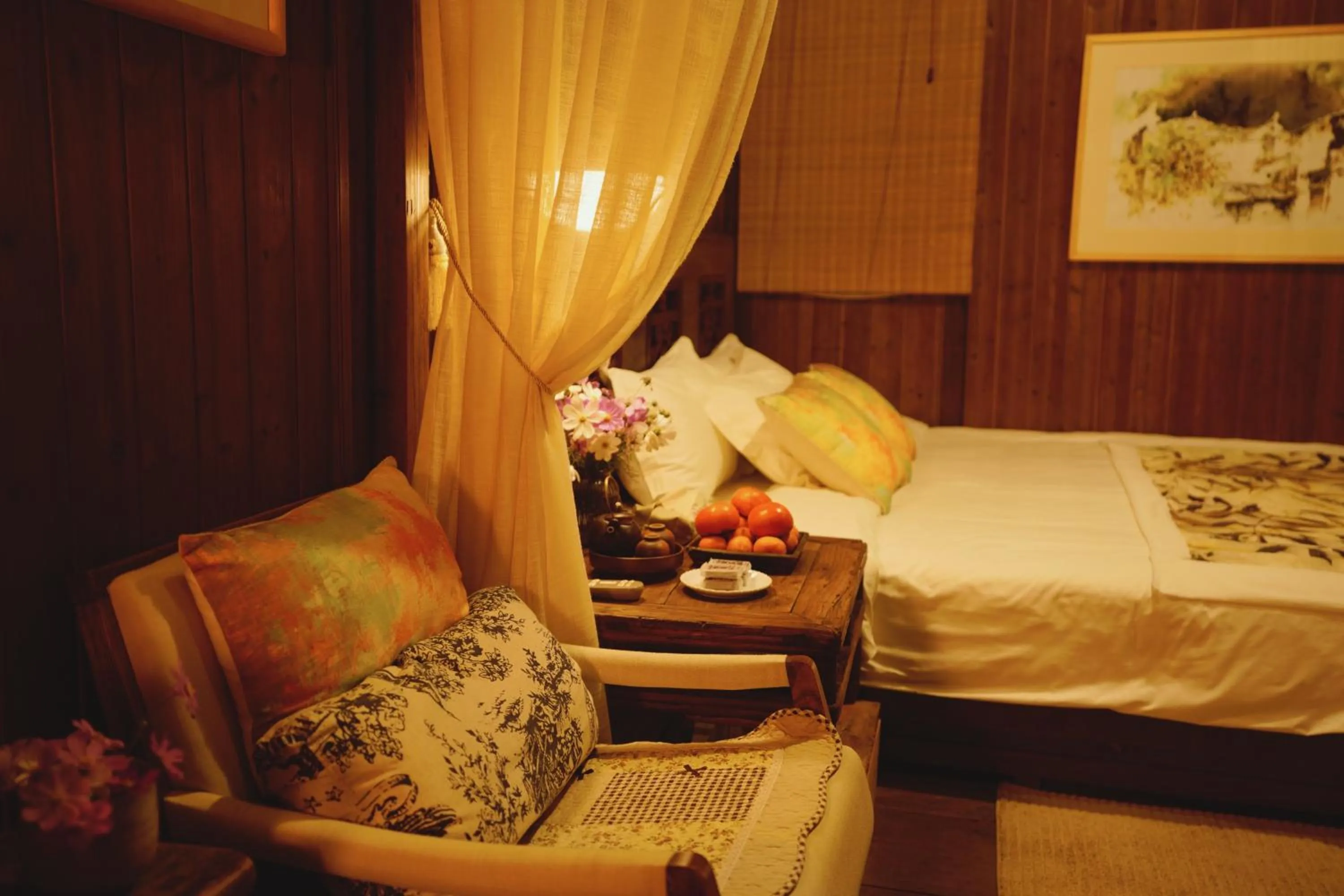 Bed in WuYuan QiYe YanXiang Guesthouse