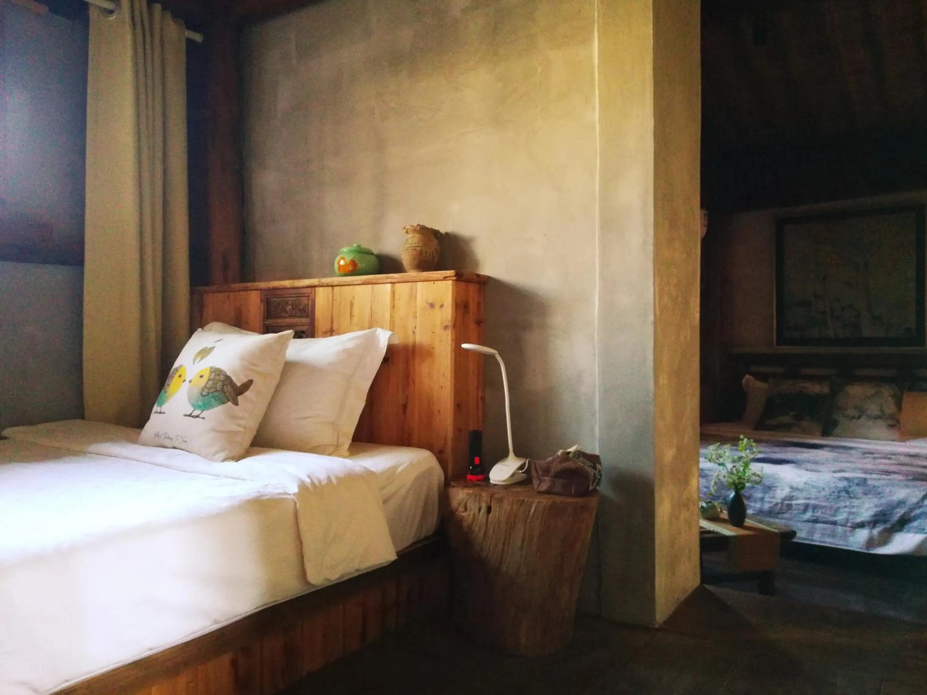 Bed in WuYuan QiYe YanXiang Guesthouse