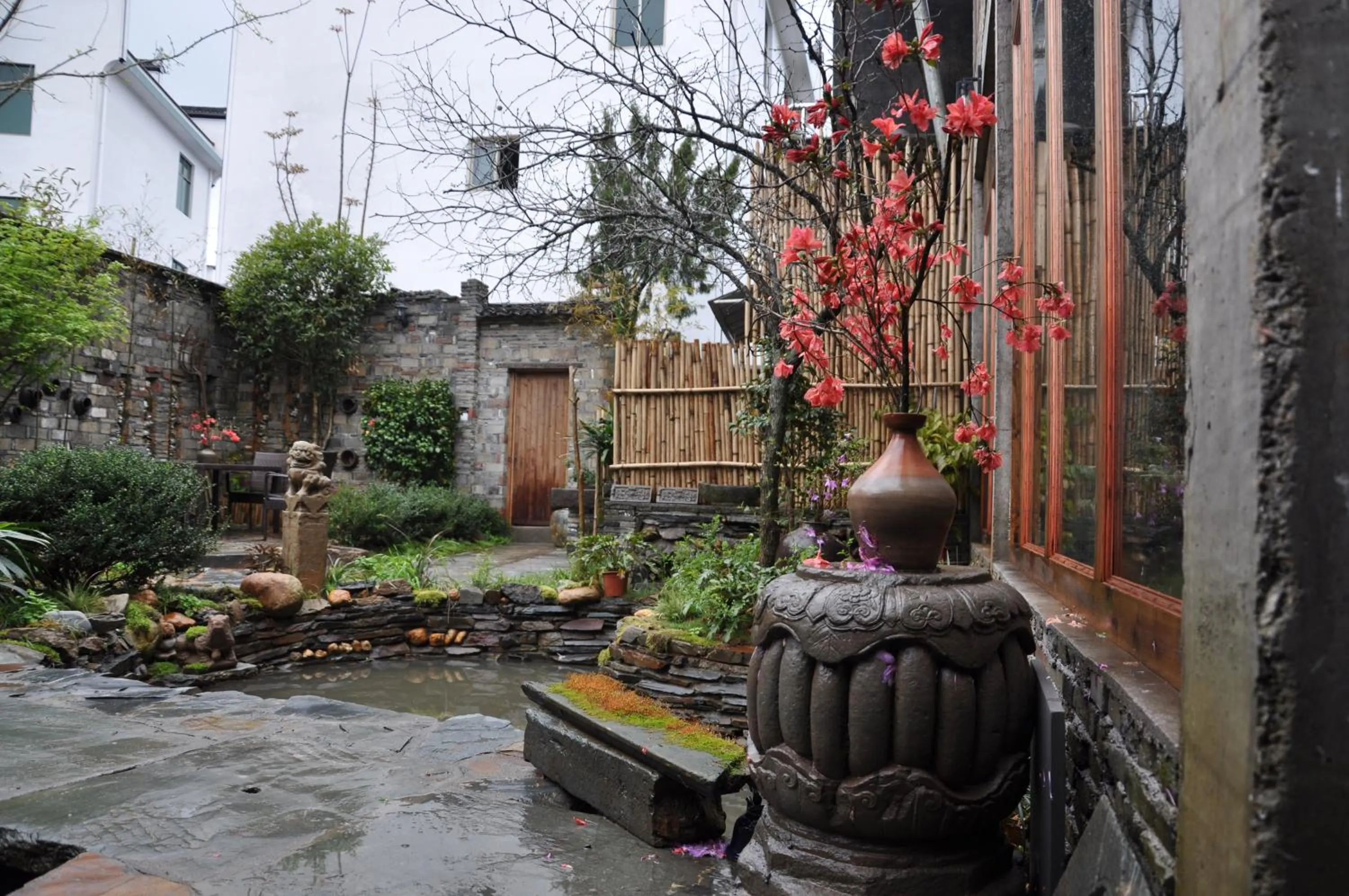 Garden in WuYuan QiYe YanXiang Guesthouse
