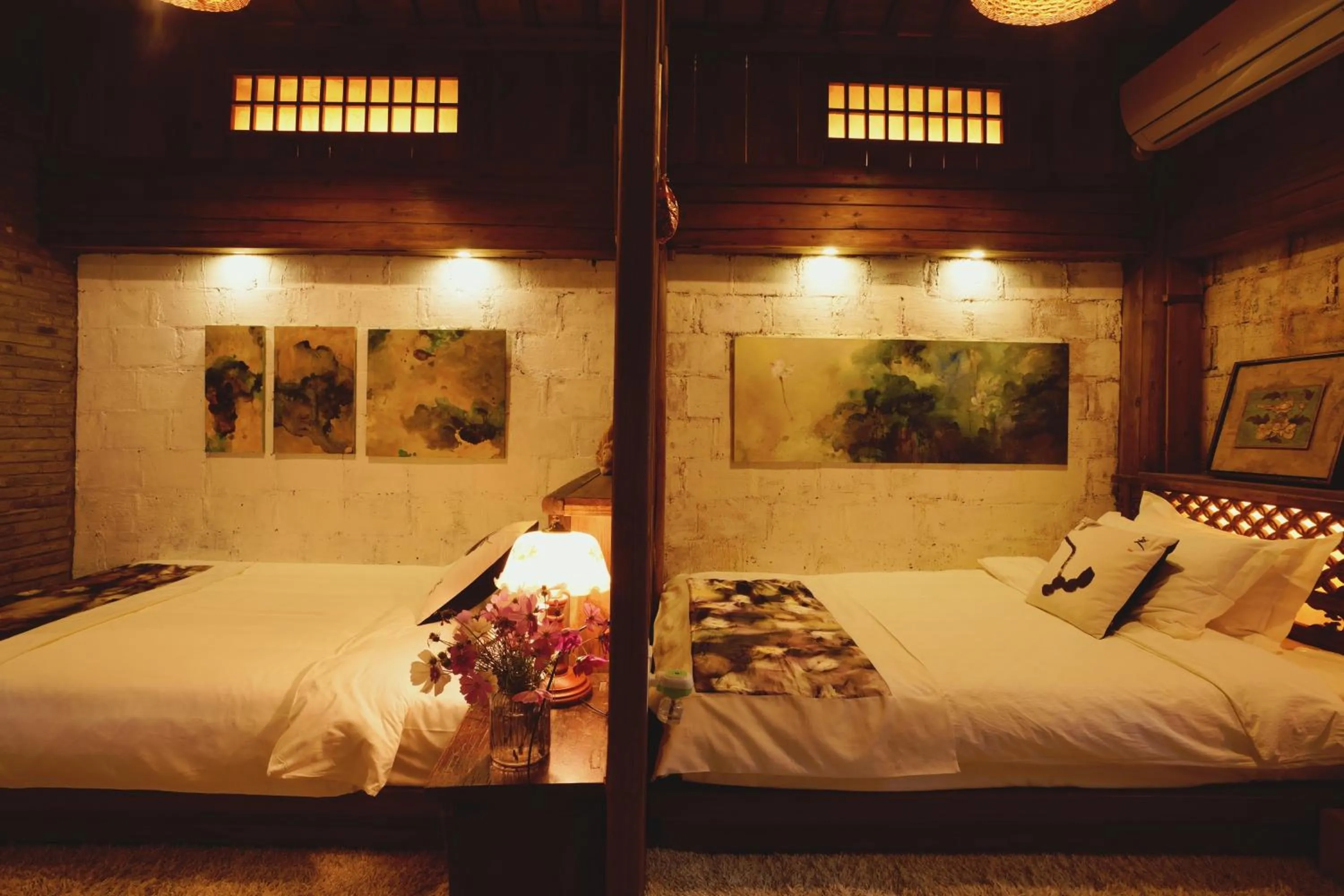 Bed in WuYuan QiYe YanXiang Guesthouse