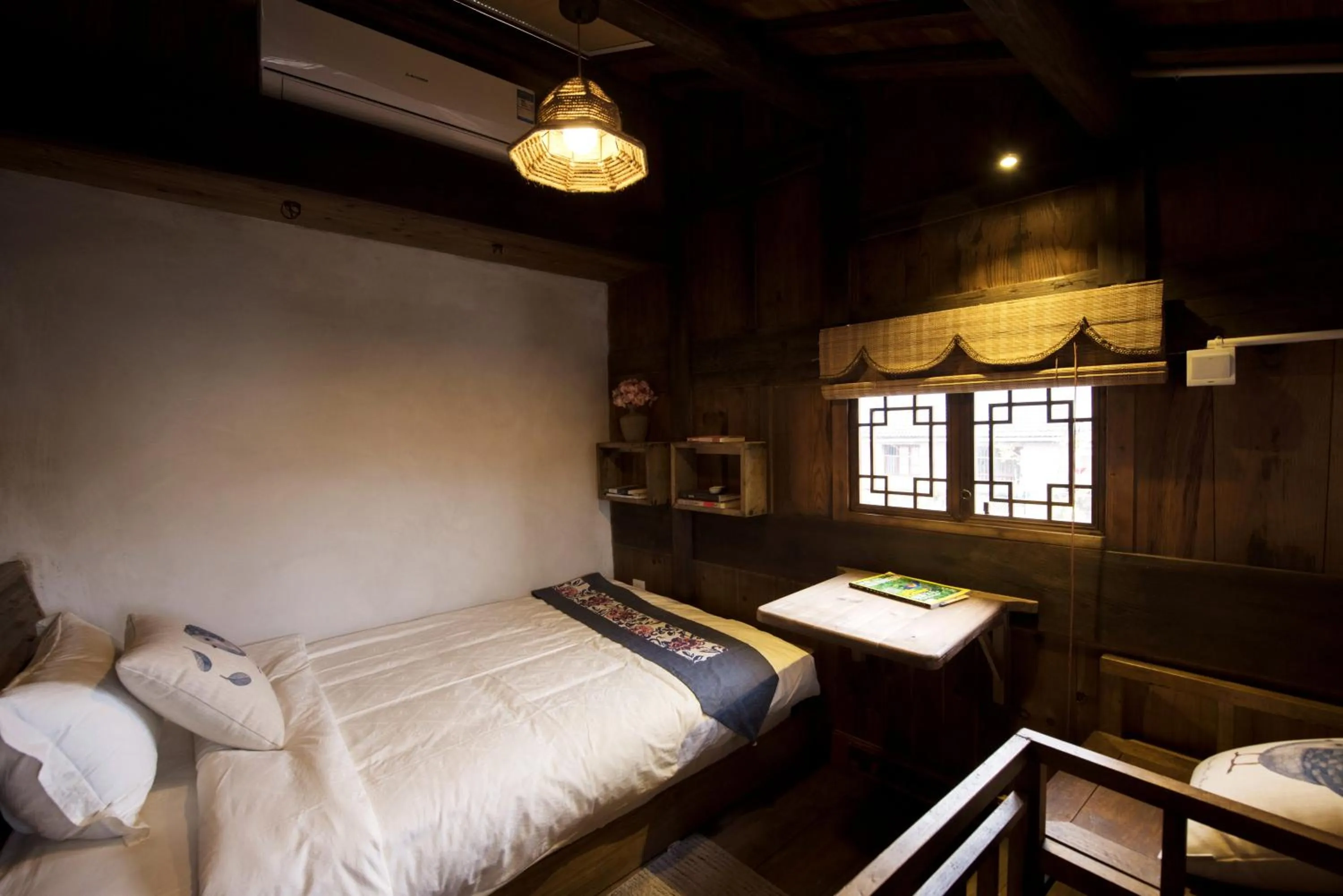 Bed in WuYuan QiYe YanXiang Guesthouse