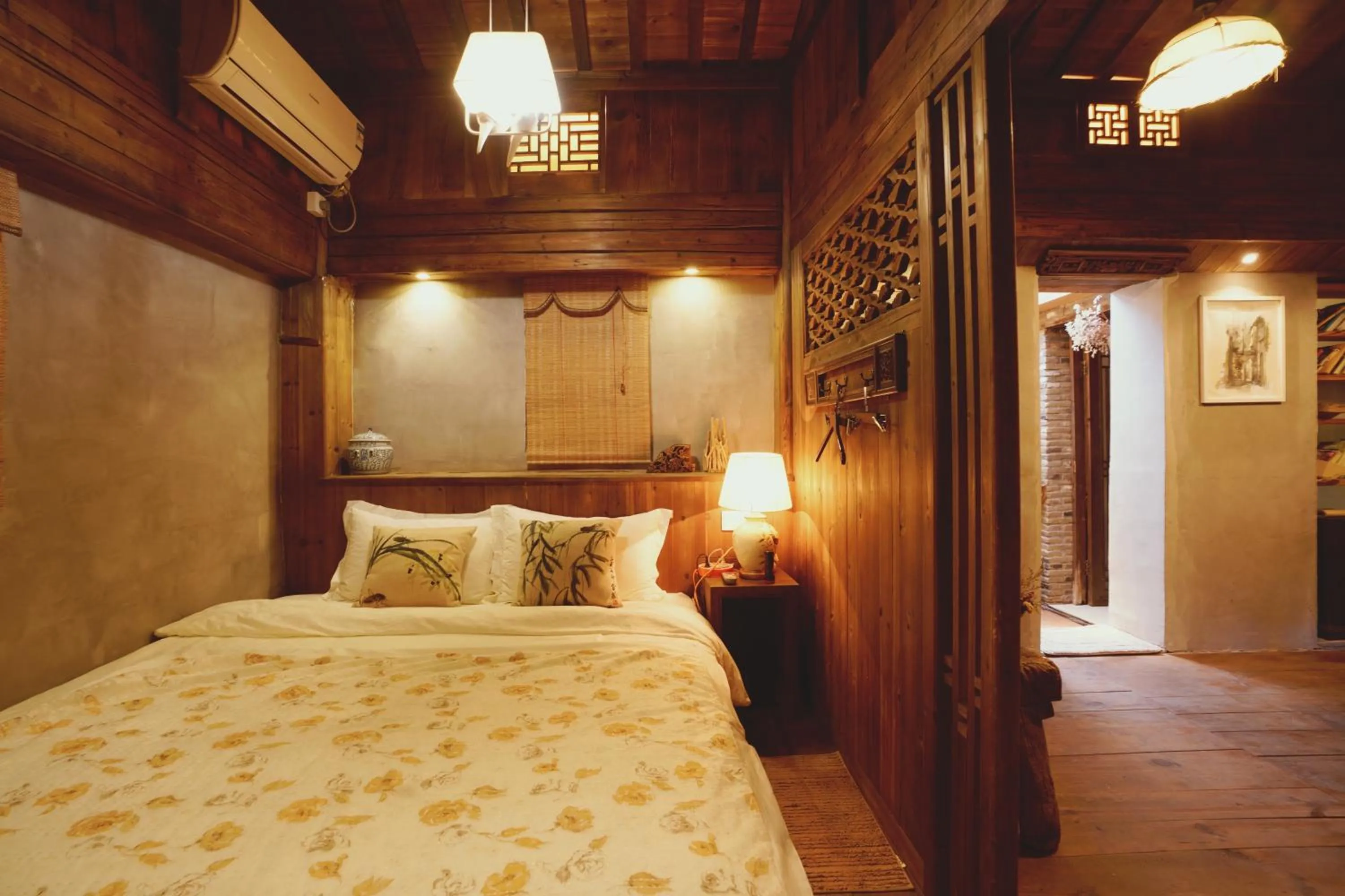 Bed in WuYuan QiYe YanXiang Guesthouse