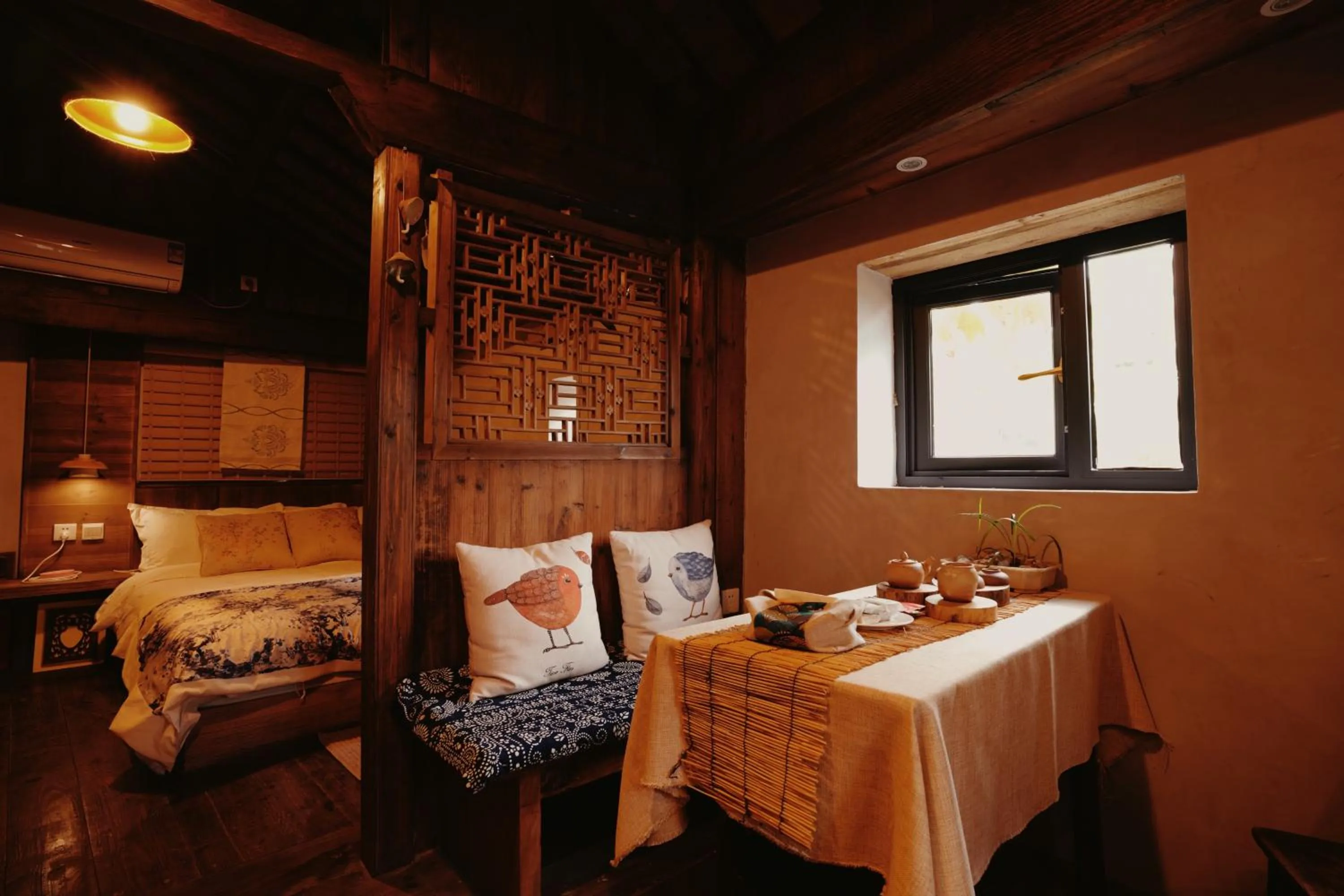 Bed in WuYuan QiYe YanXiang Guesthouse