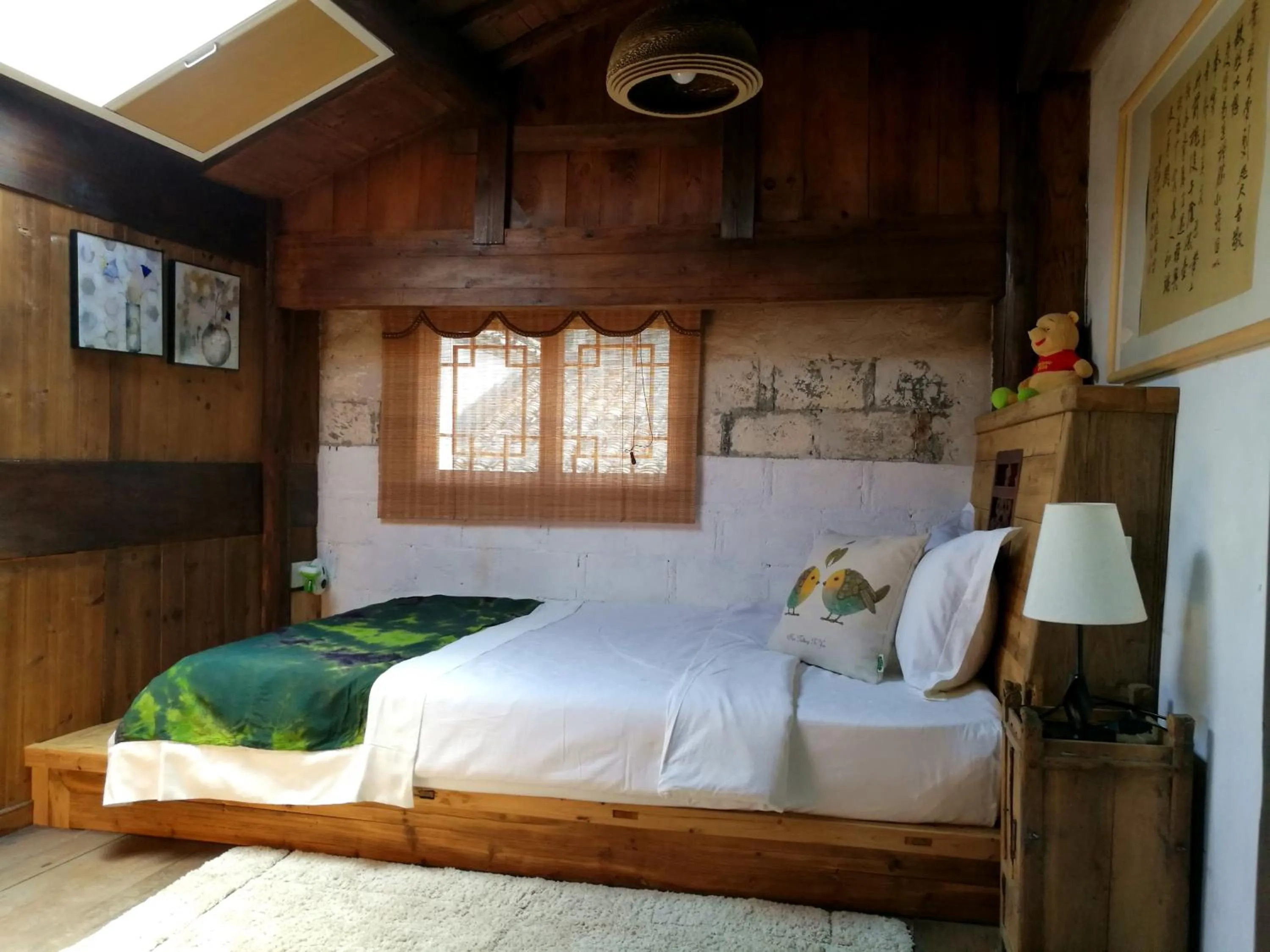 Bed in WuYuan QiYe YanXiang Guesthouse