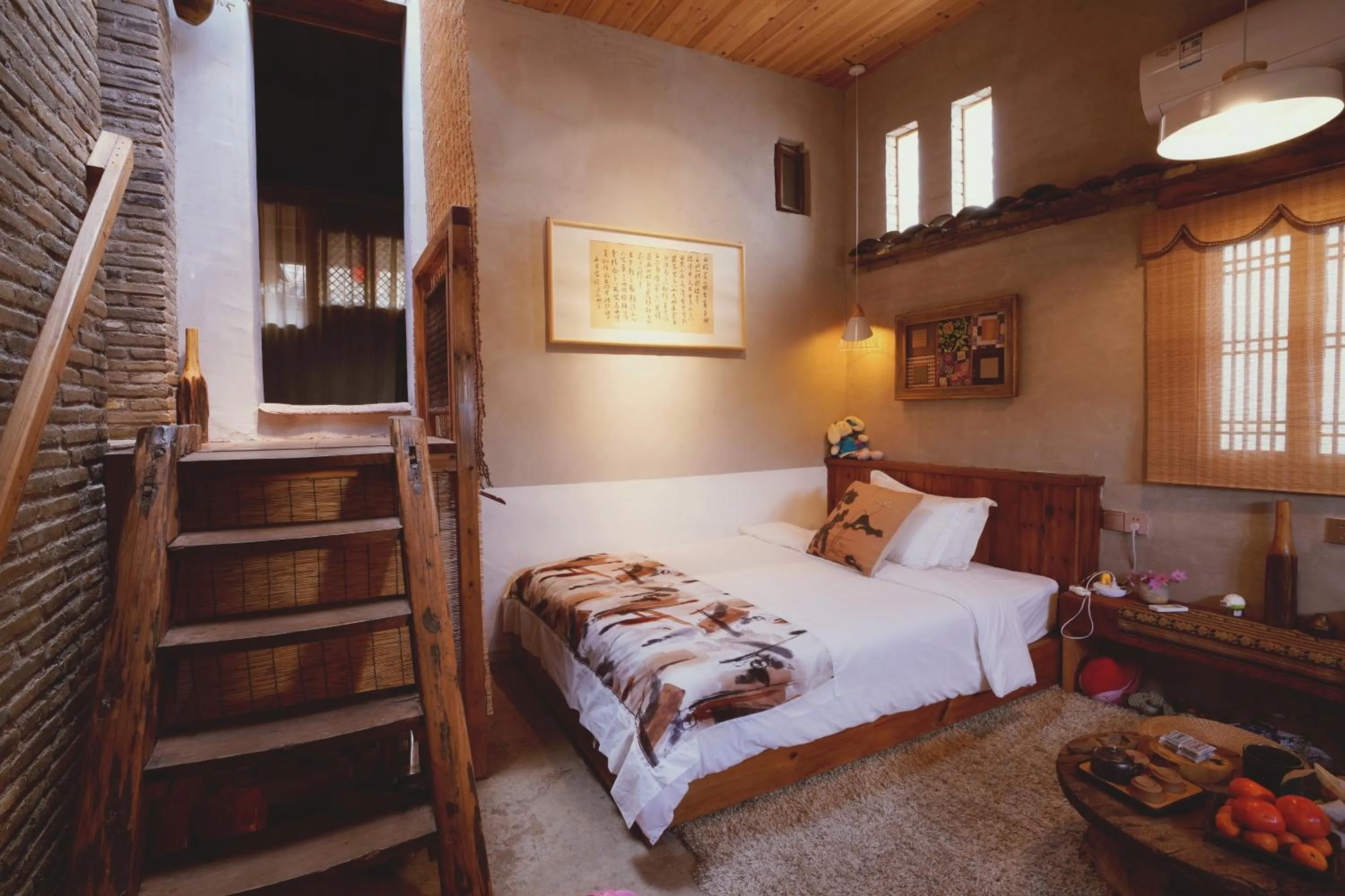 Bed in WuYuan QiYe YanXiang Guesthouse