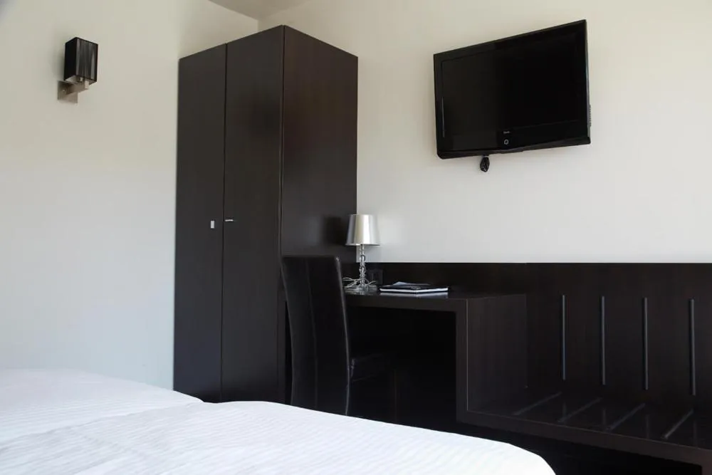 Bedroom, Bed in Hotel Ambassadeur