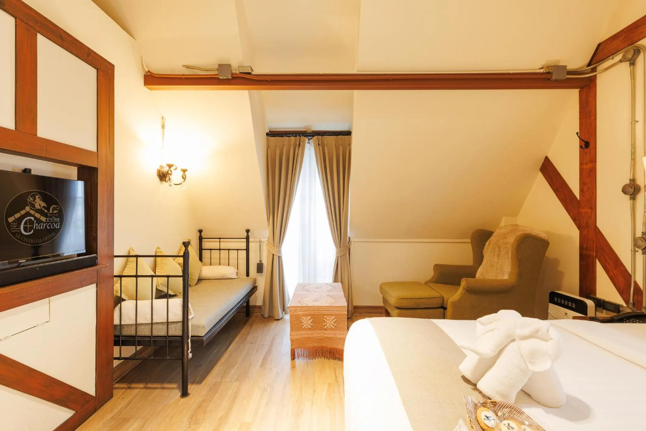 TV and multimedia, Bed in Le Charcoa Hotel