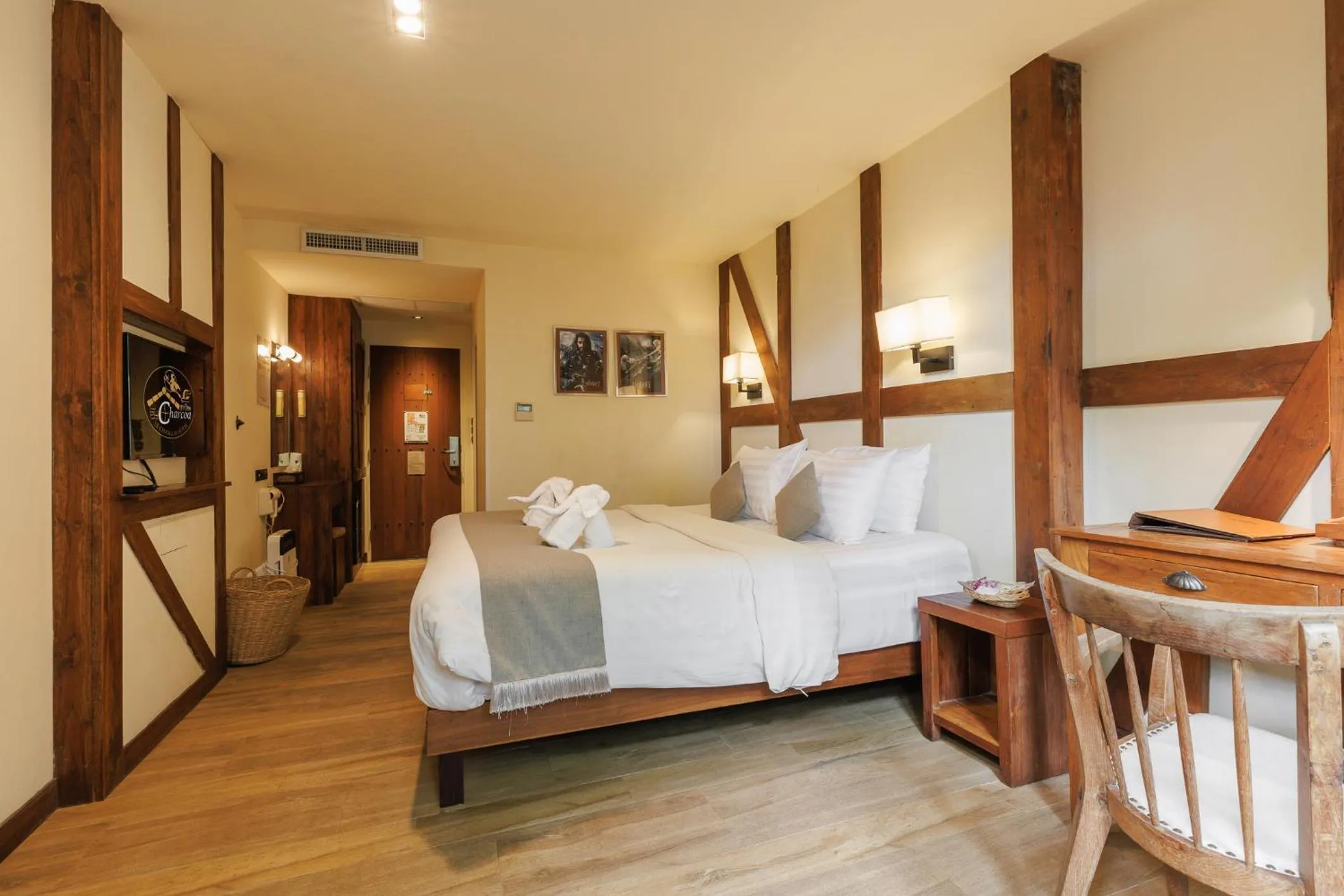 TV and multimedia, Bed in Le Charcoa Hotel