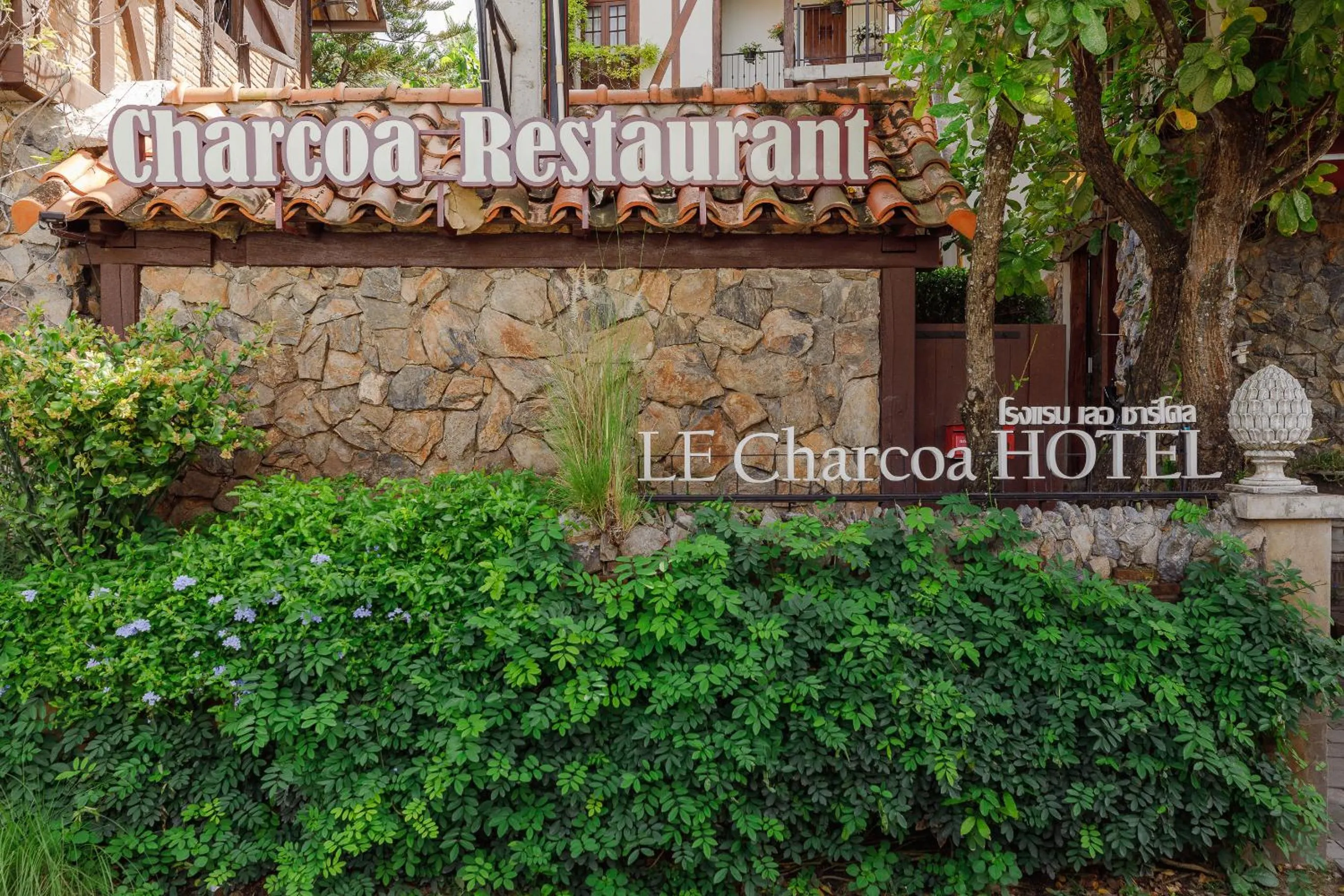 Facade/entrance in Le Charcoa Hotel