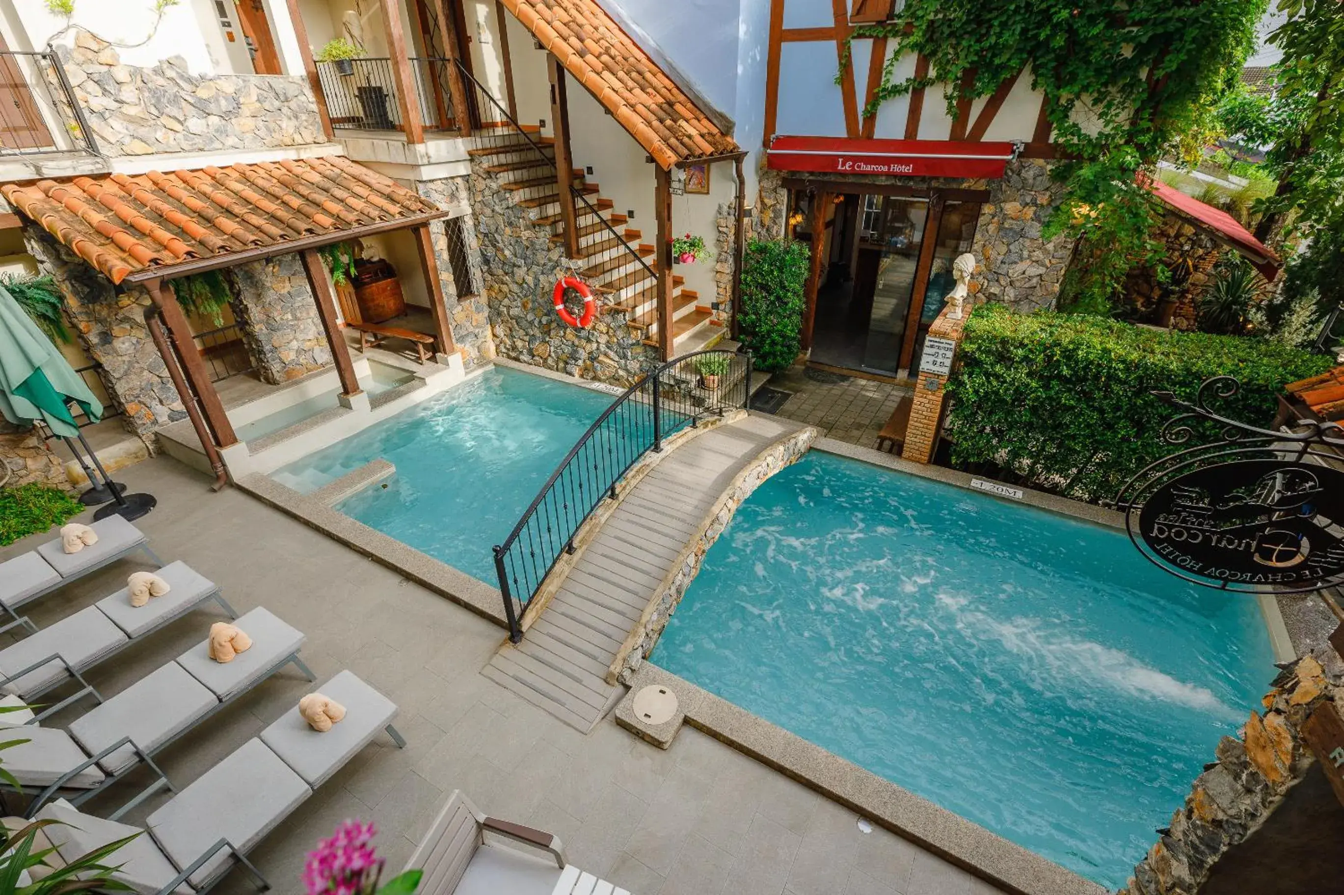 Swimming pool in Le Charcoa Hotel Swimming pool in Le Charcoa Hotel