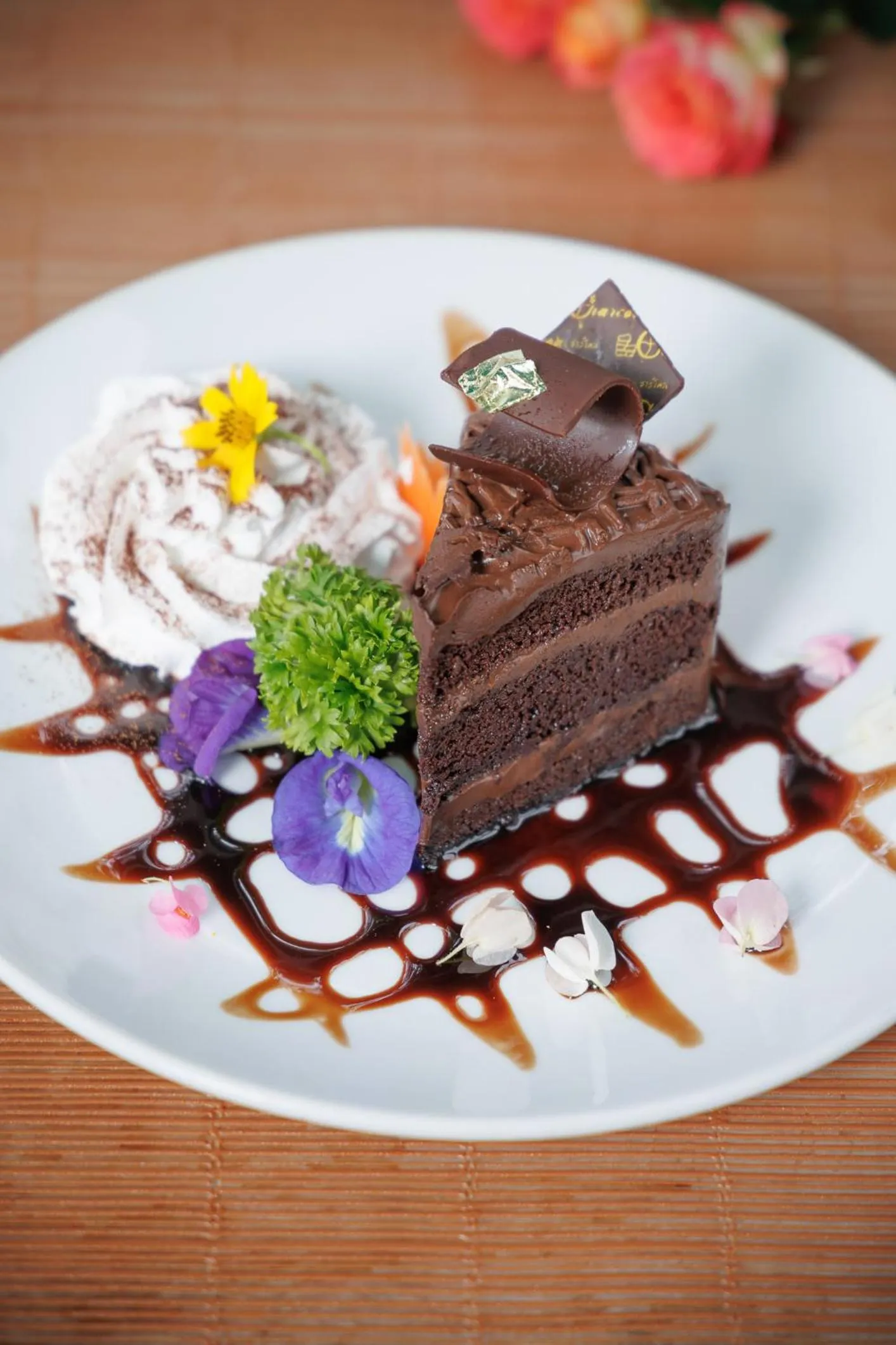 Restaurant/places to eat in Le Charcoa Hotel