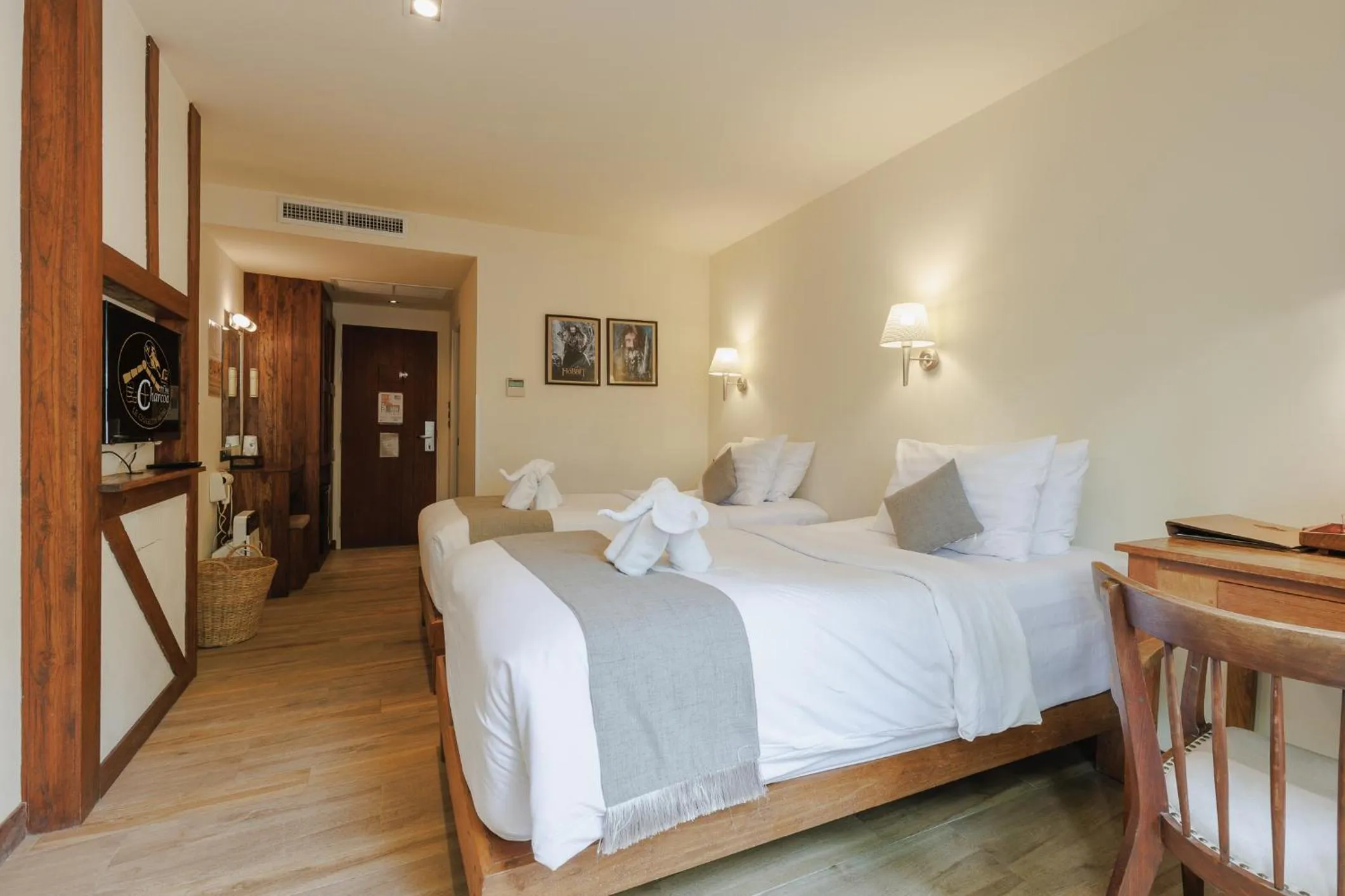 Photo of the whole room, Bed in Le Charcoa Hotel