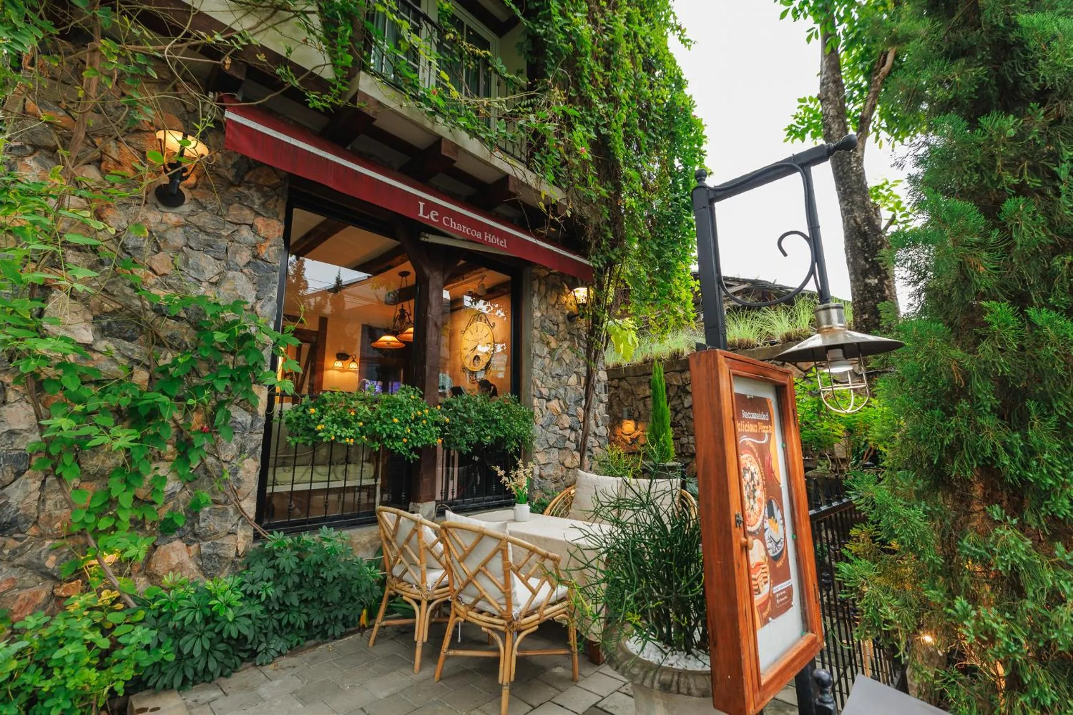 Facade/entrance in Le Charcoa Hotel