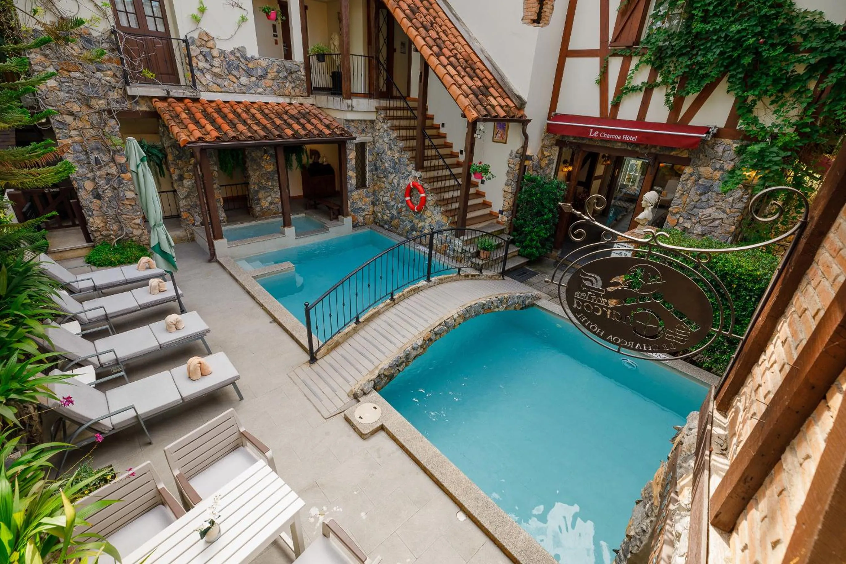 Swimming pool in Le Charcoa Hotel