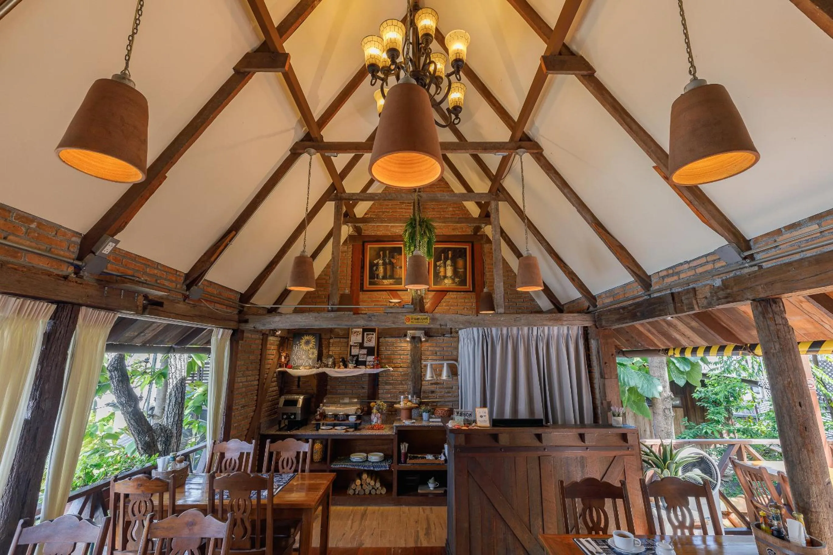 Restaurant/places to eat in Le Charcoa Hotel