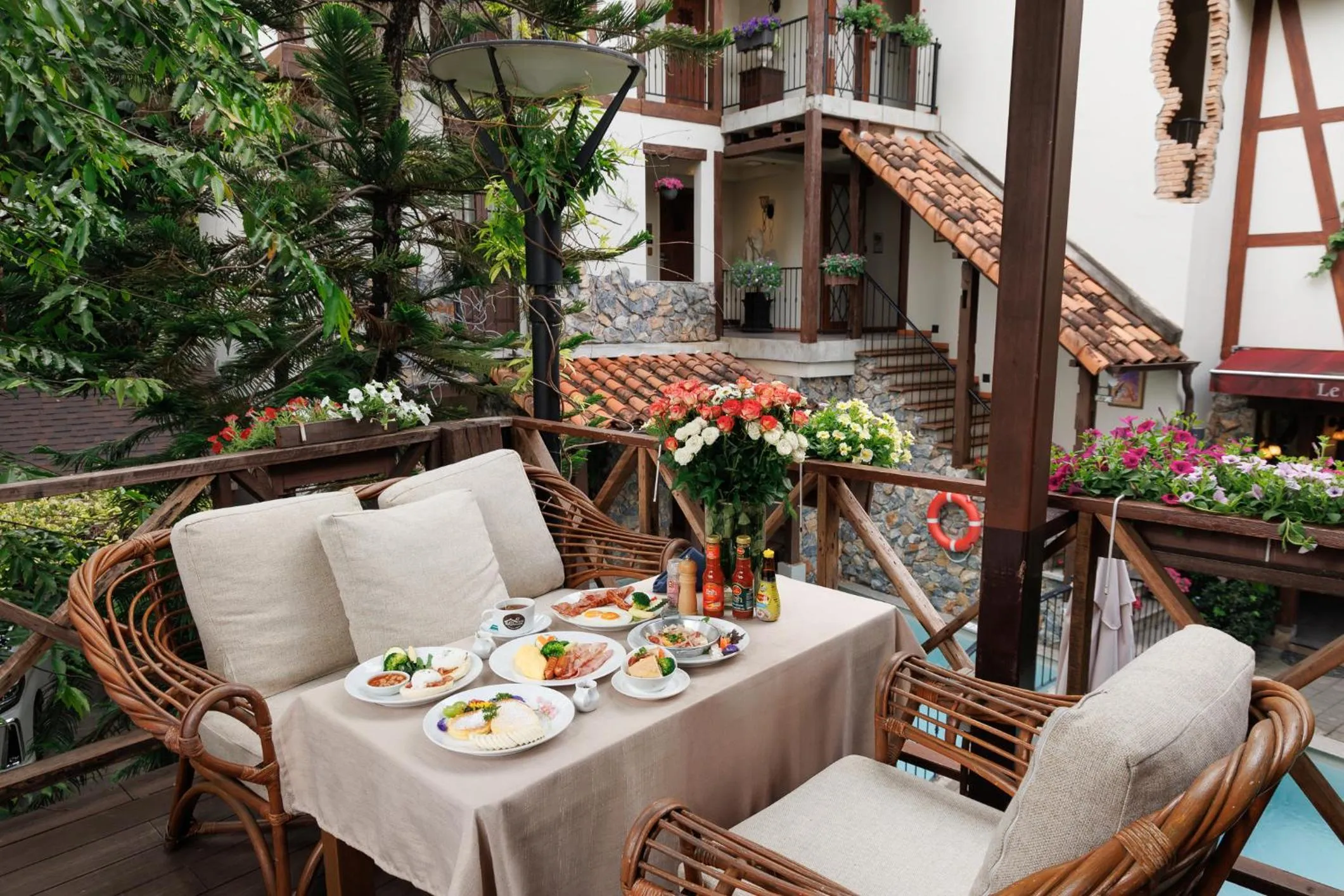 Restaurant/places to eat in Le Charcoa Hotel
