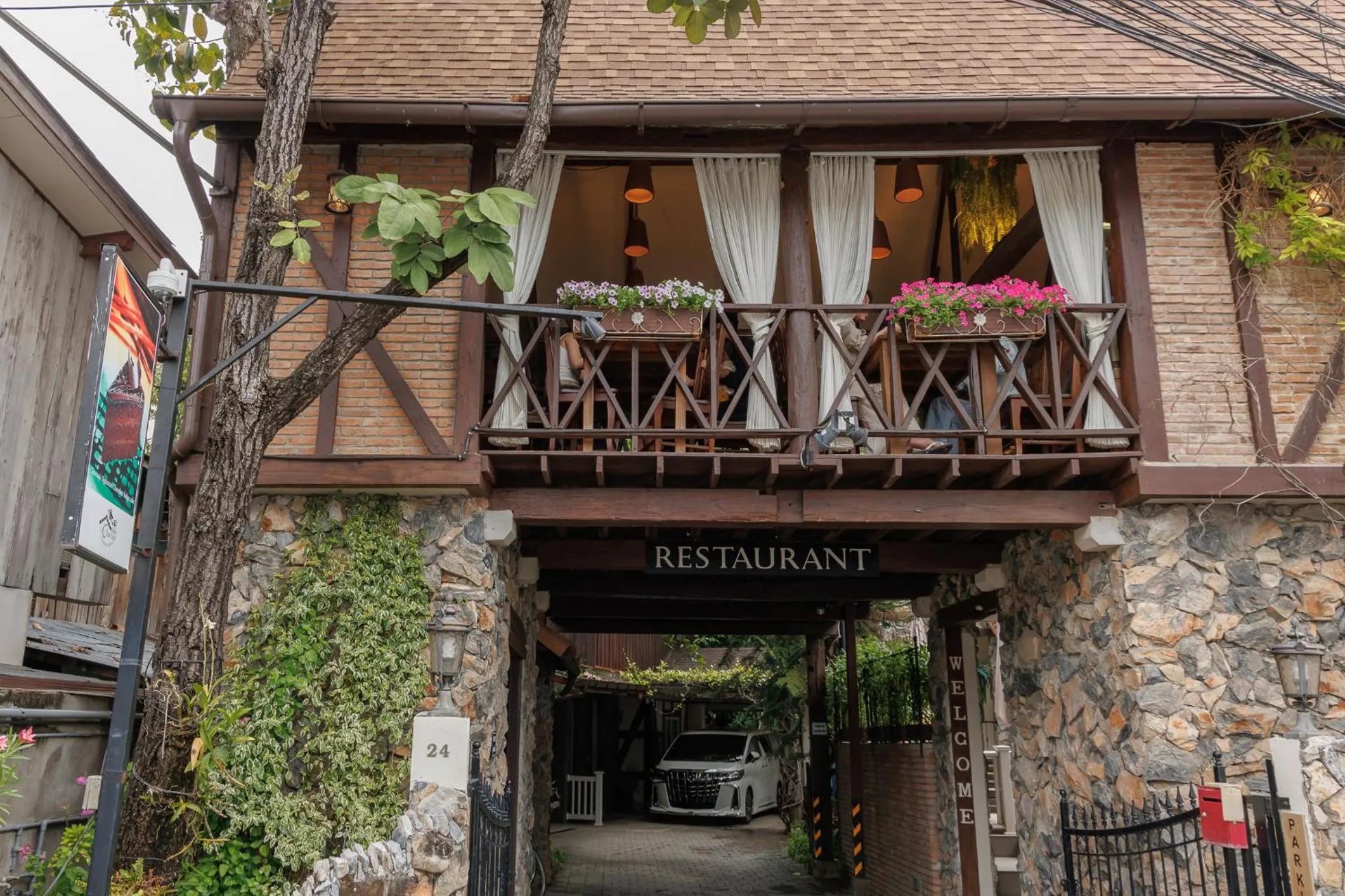 Restaurant/places to eat in Le Charcoa Hotel