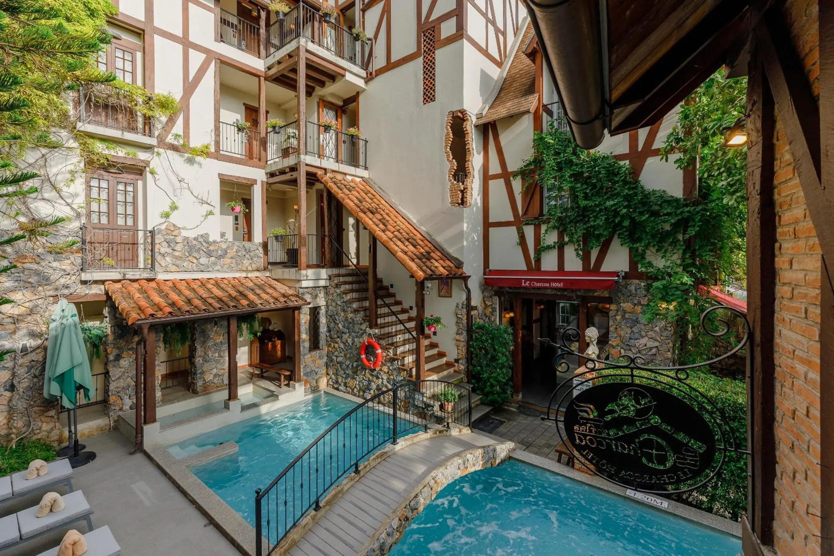 Property building in Le Charcoa Hotel Property building in Le Charcoa Hotel