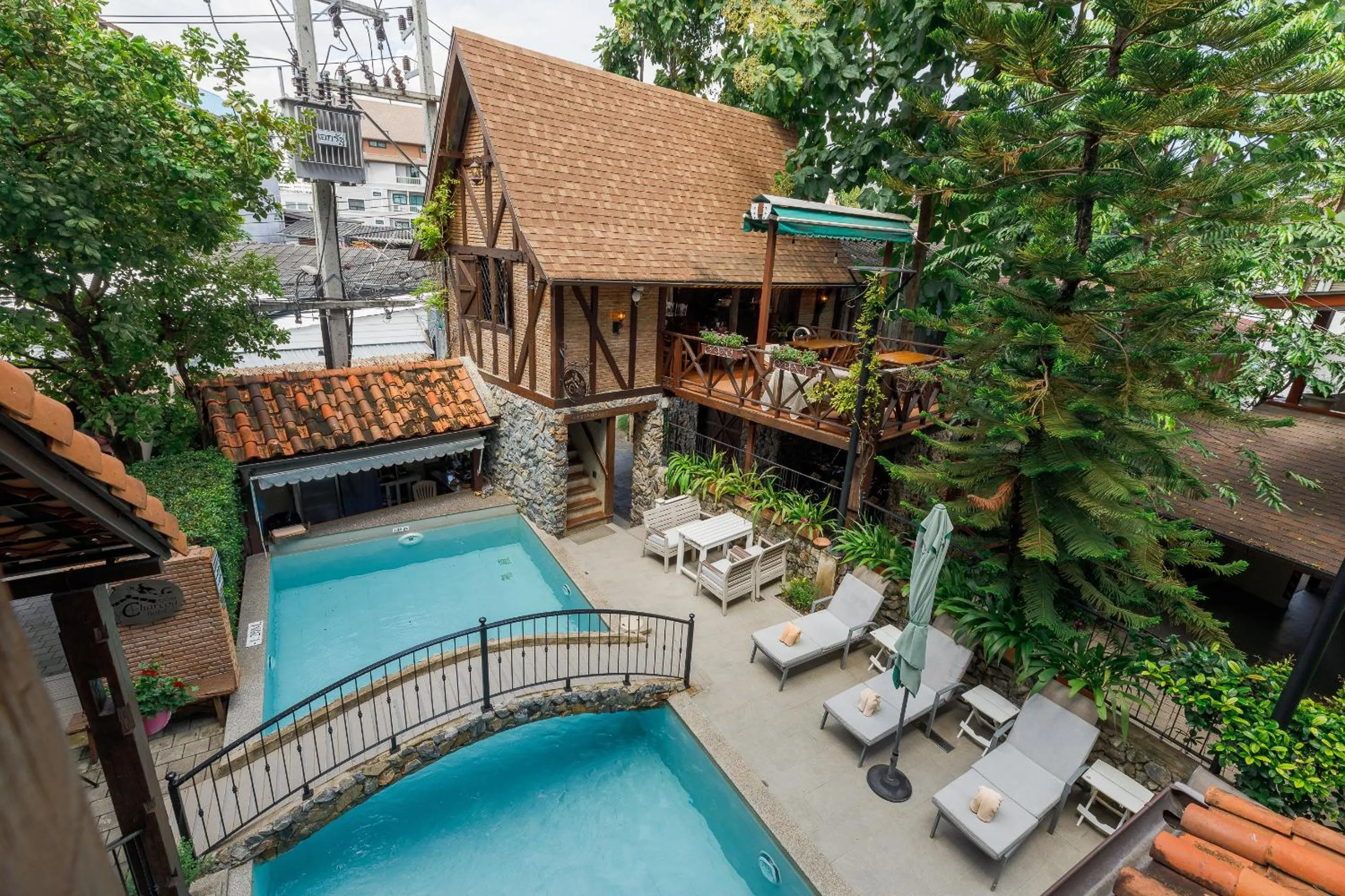 Restaurant/places to eat in Le Charcoa Hotel