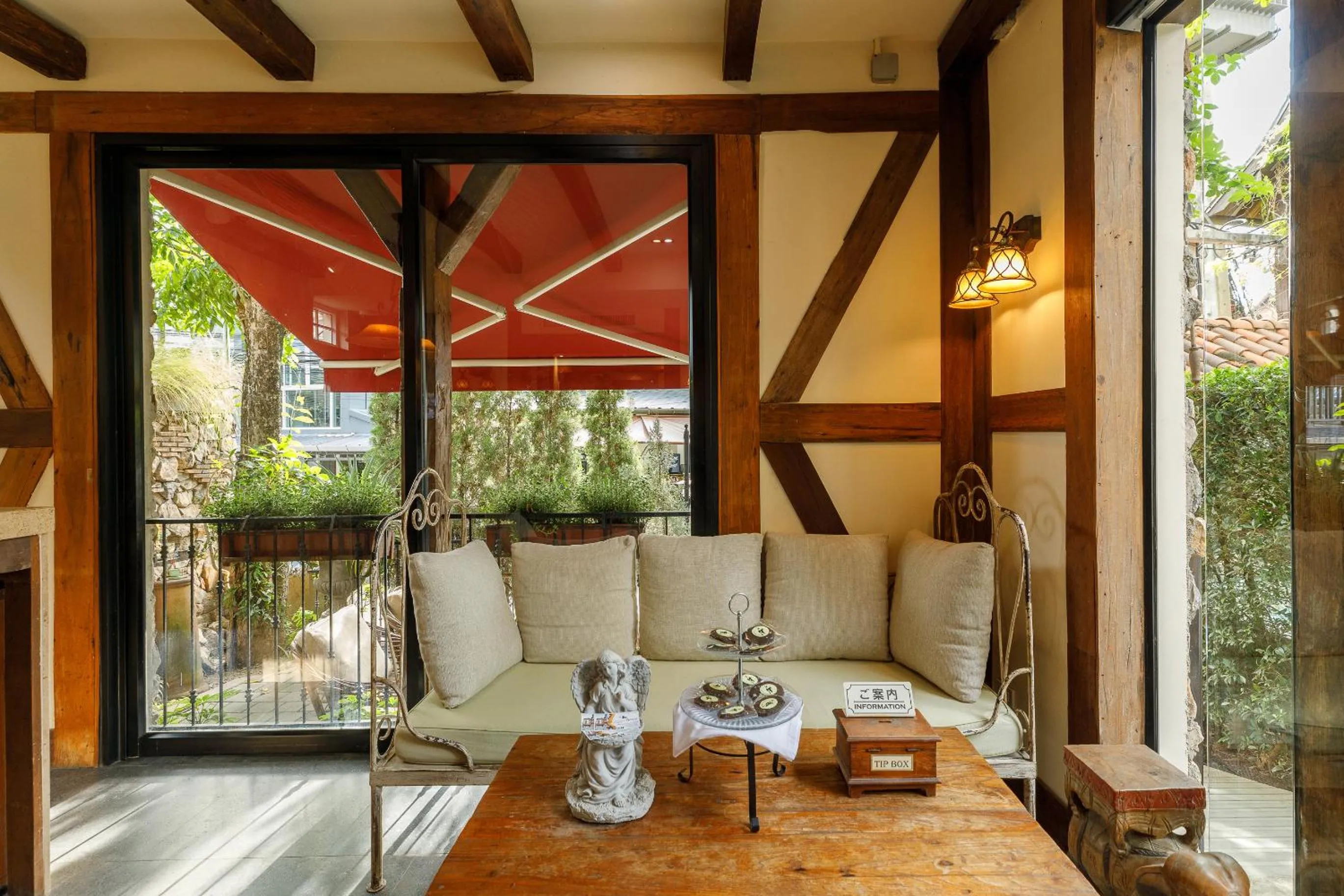 Lobby or reception in Le Charcoa Hotel