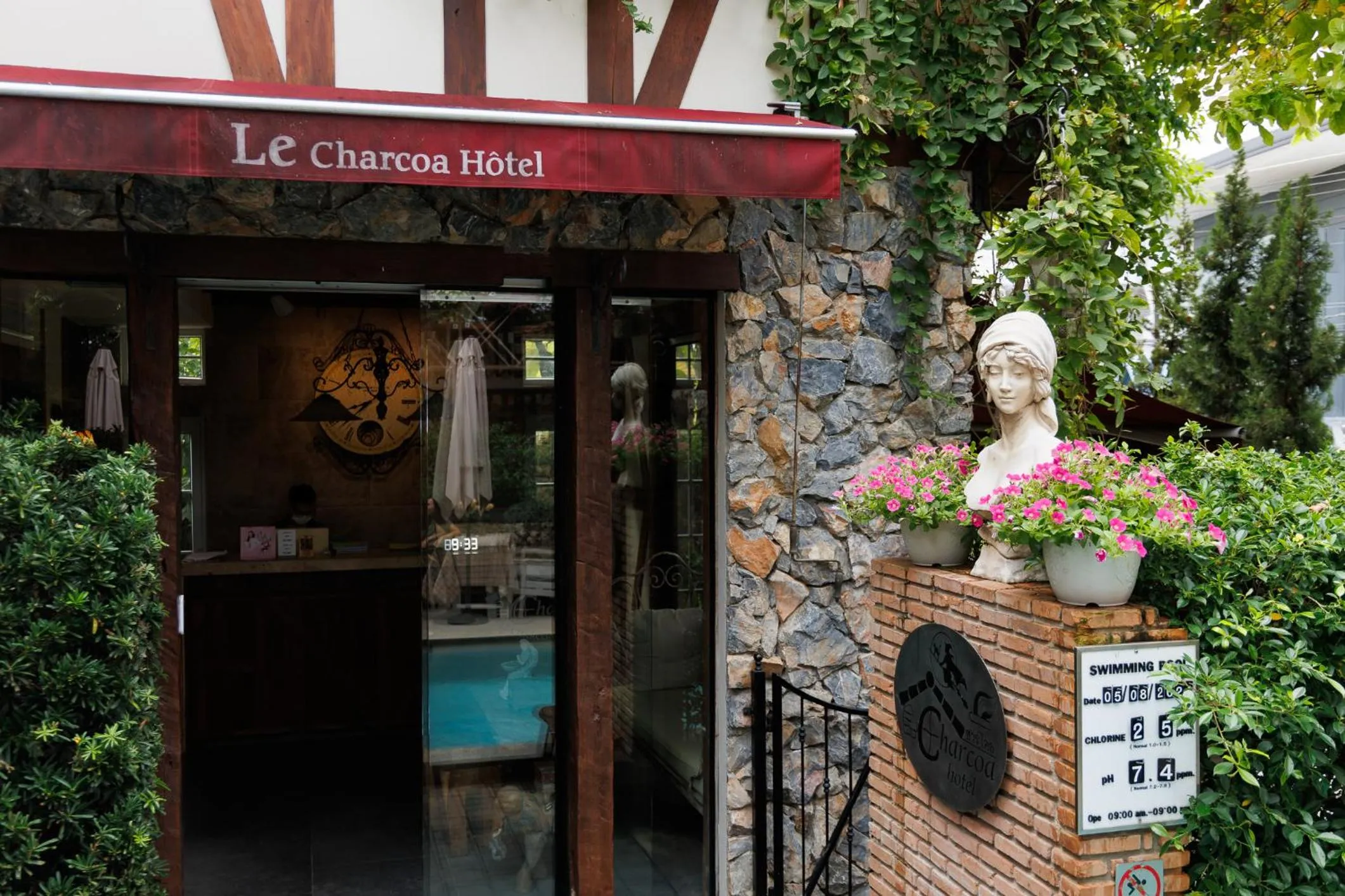 Facade/entrance in Le Charcoa Hotel
