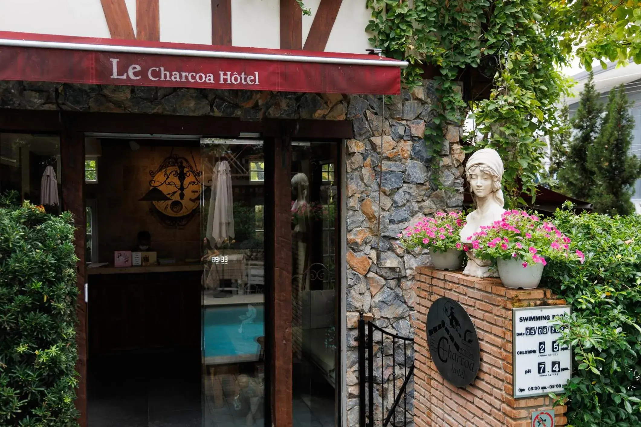 Facade/entrance in Le Charcoa Hotel Facade/entrance in Le Charcoa Hotel