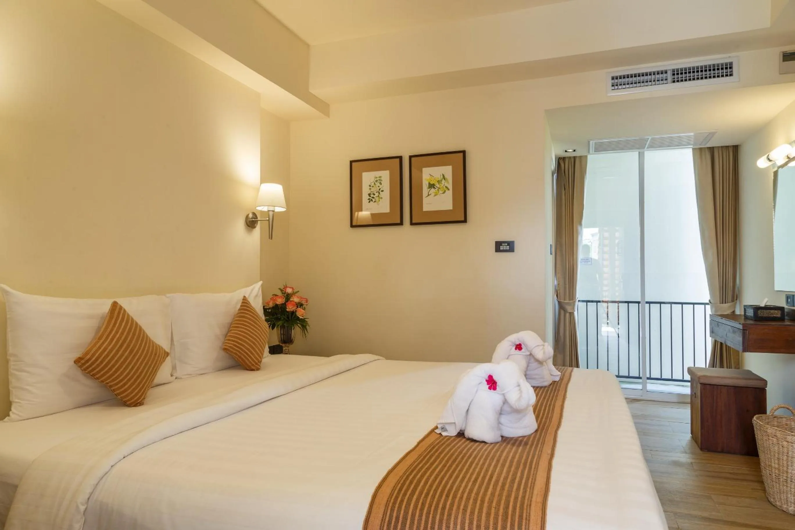 Bedroom, Bed in Le Charcoa Hotel