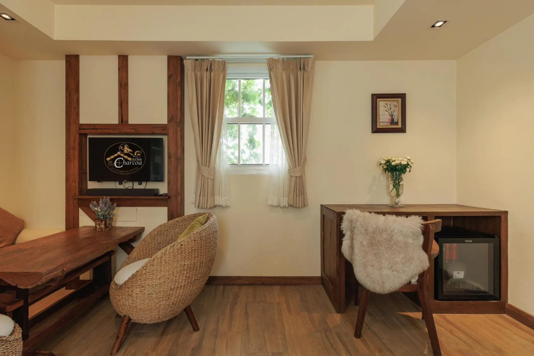 TV and multimedia in Le Charcoa Hotel