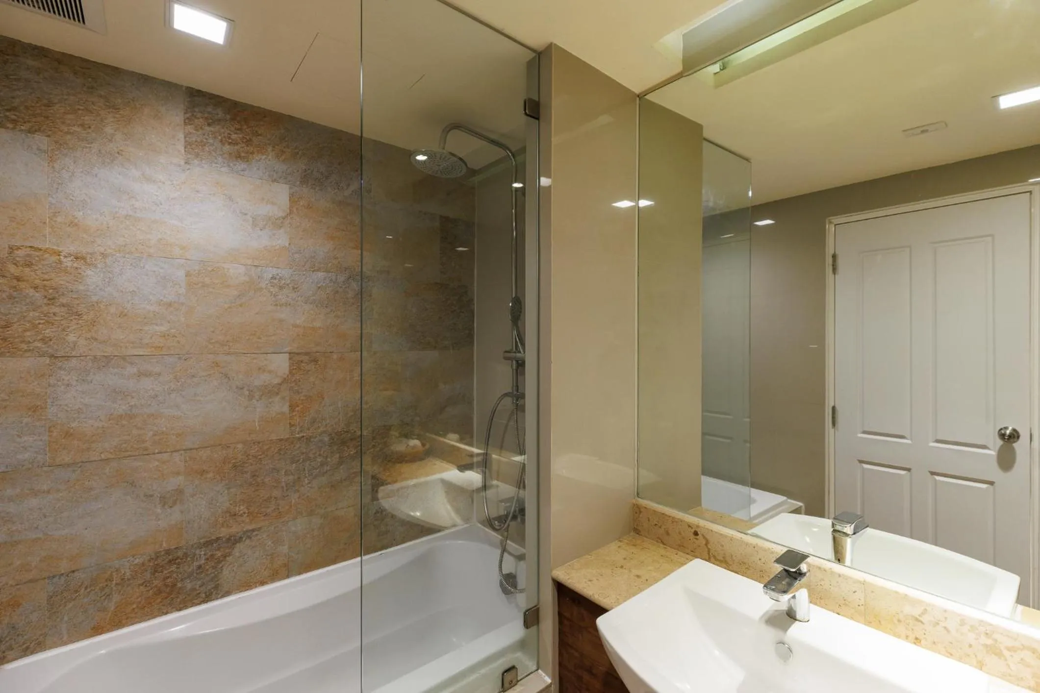 Hot Tub in Le Charcoa Hotel