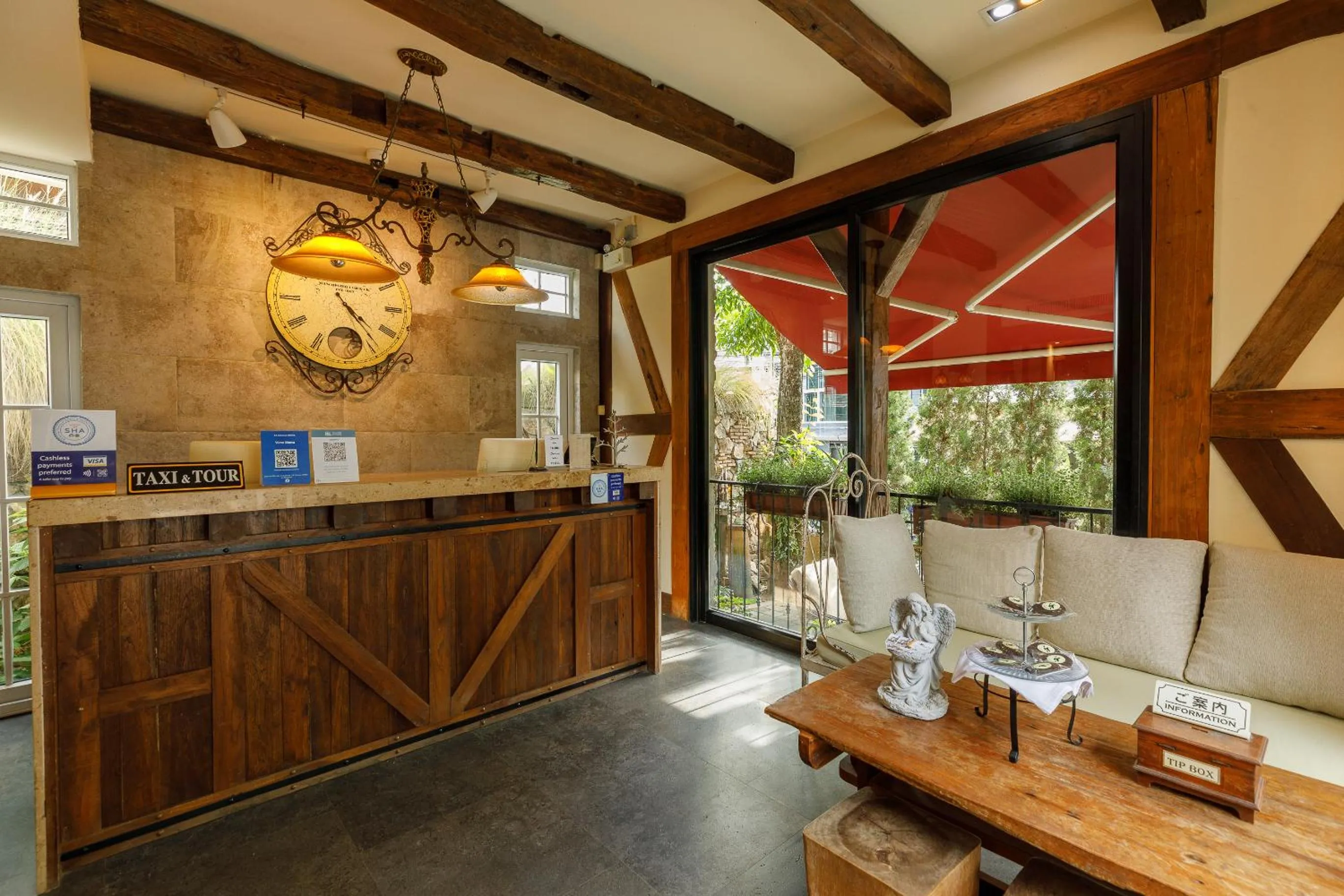 Lobby or reception in Le Charcoa Hotel