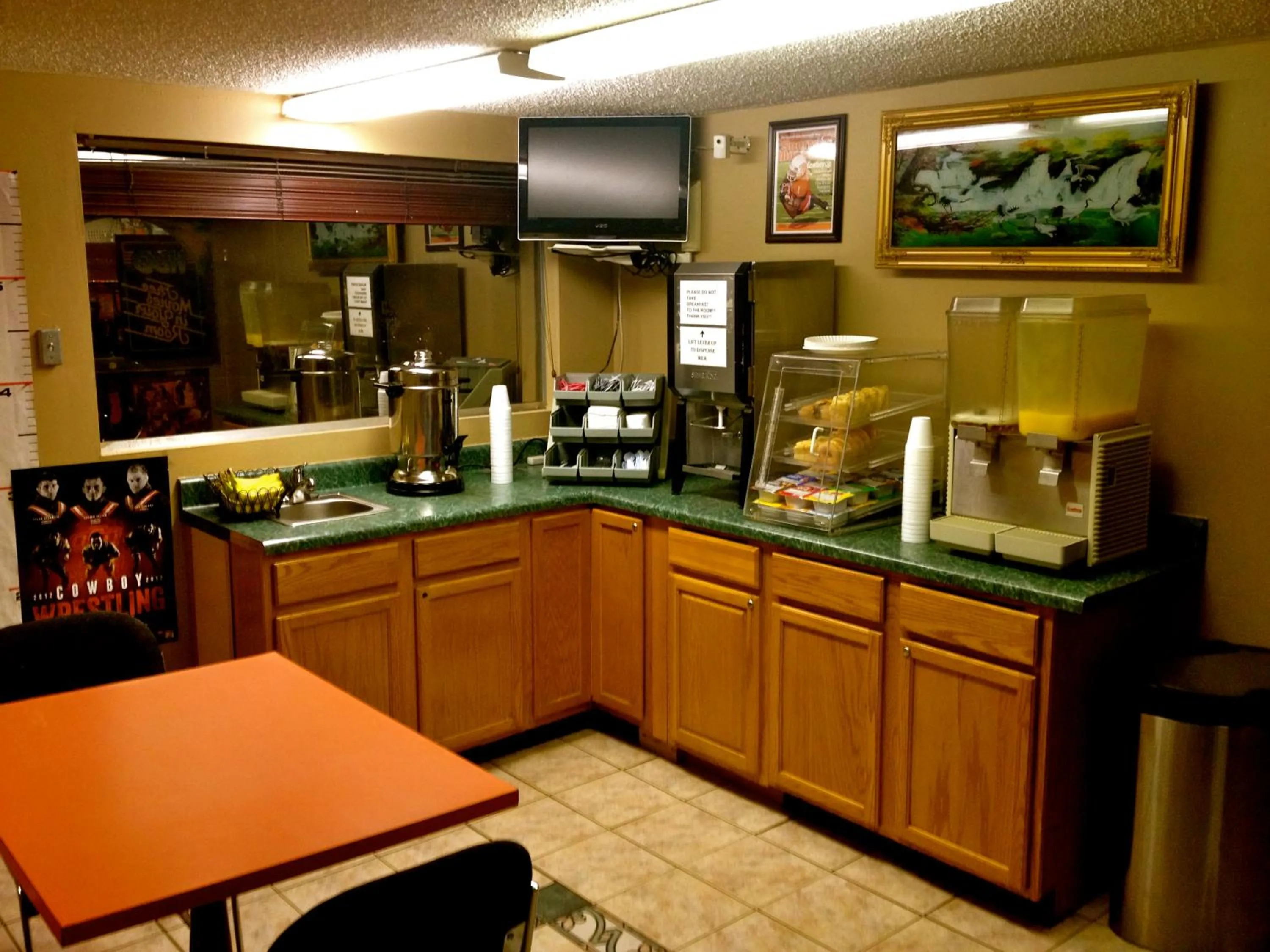 Restaurant/places to eat in HWY Express Inn & Suites