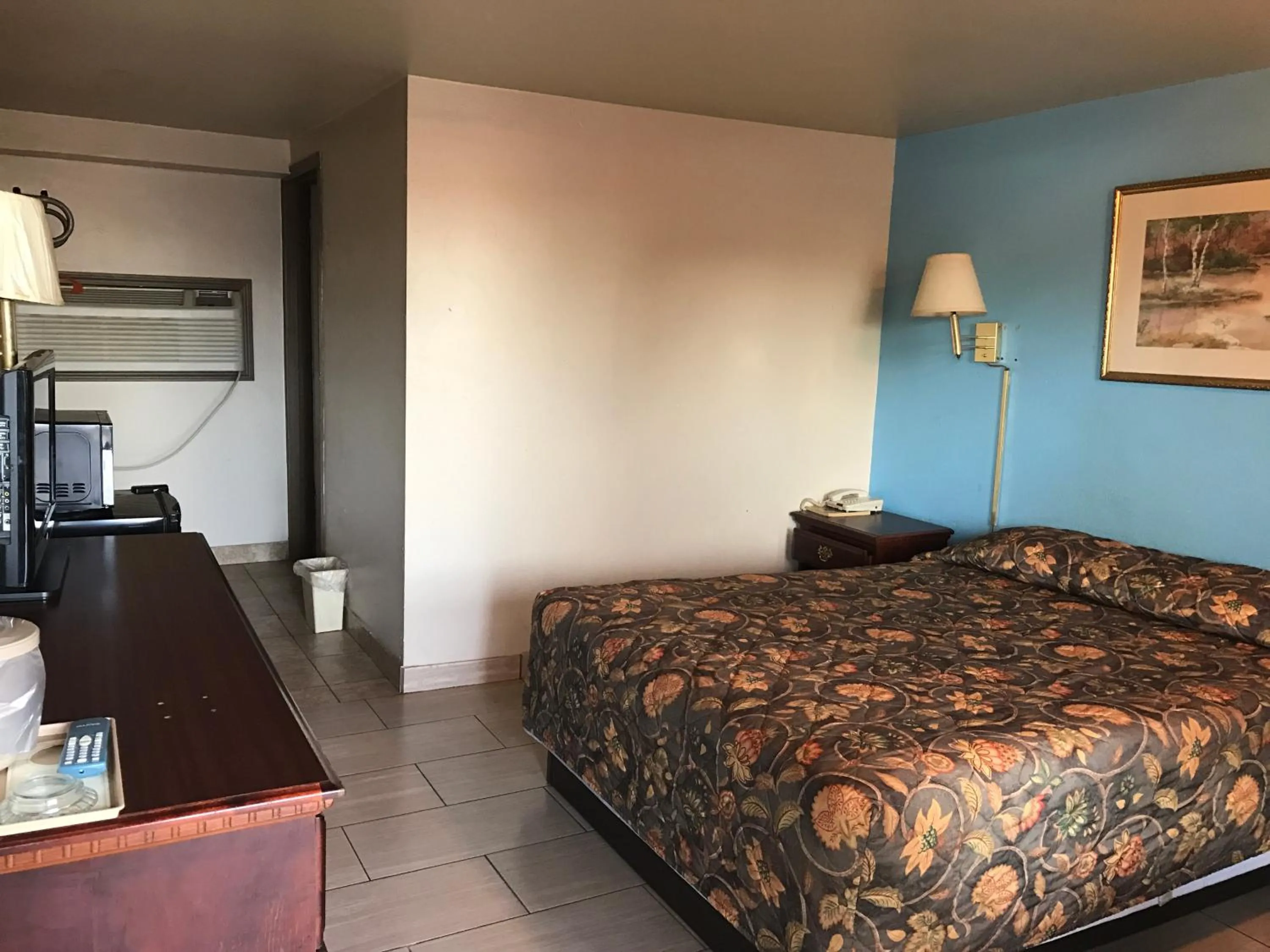 Photo of the whole room, Bed in HWY Express Inn & Suites
