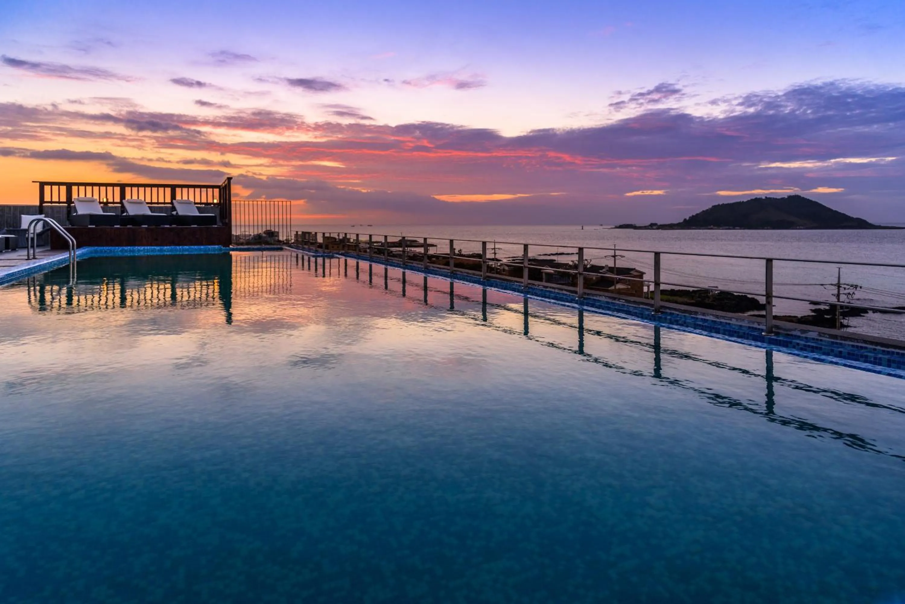 Swimming pool in Aguila Hotel Jeju Oceano Suite