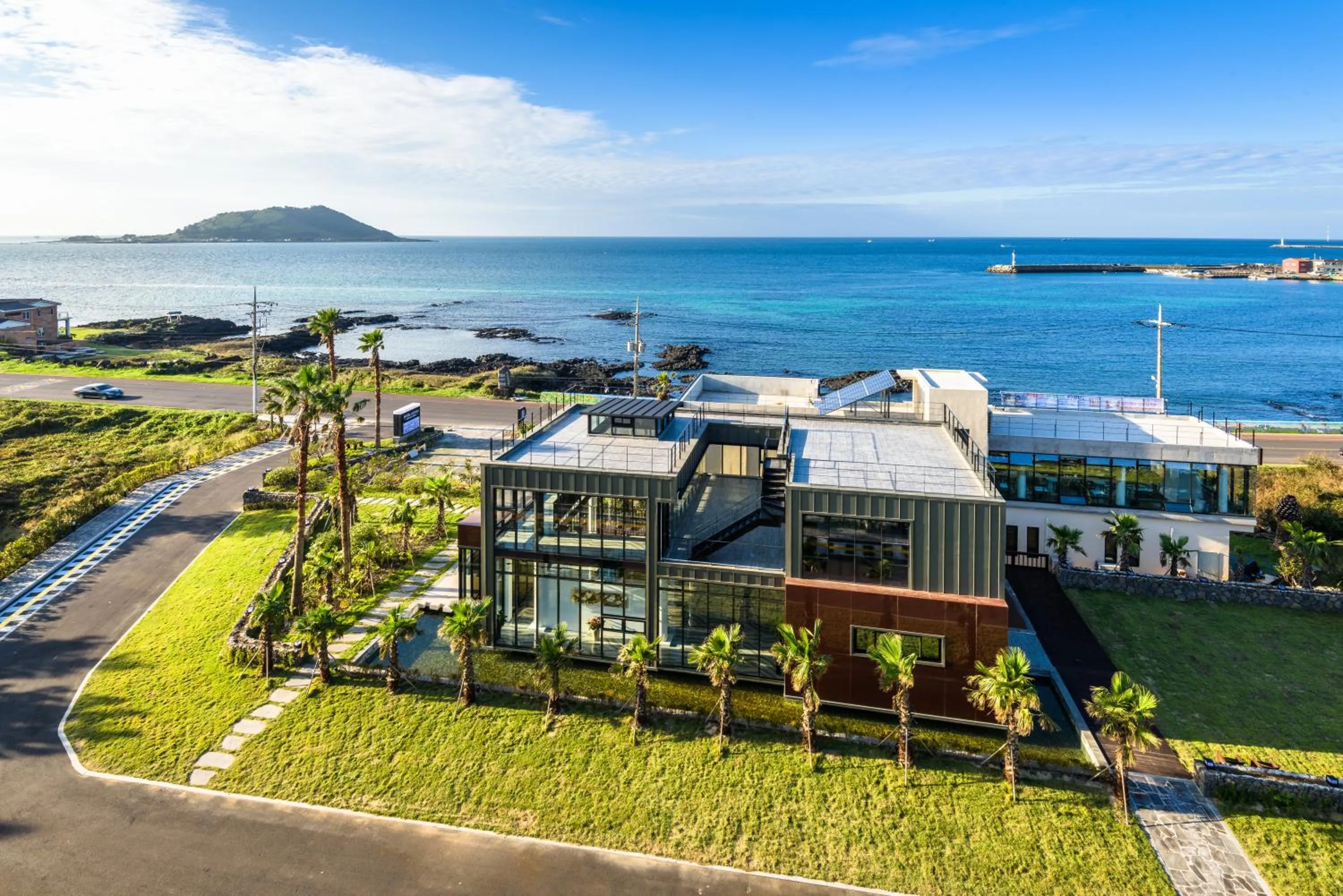 Property building in Aguila Hotel Jeju Oceano Suite