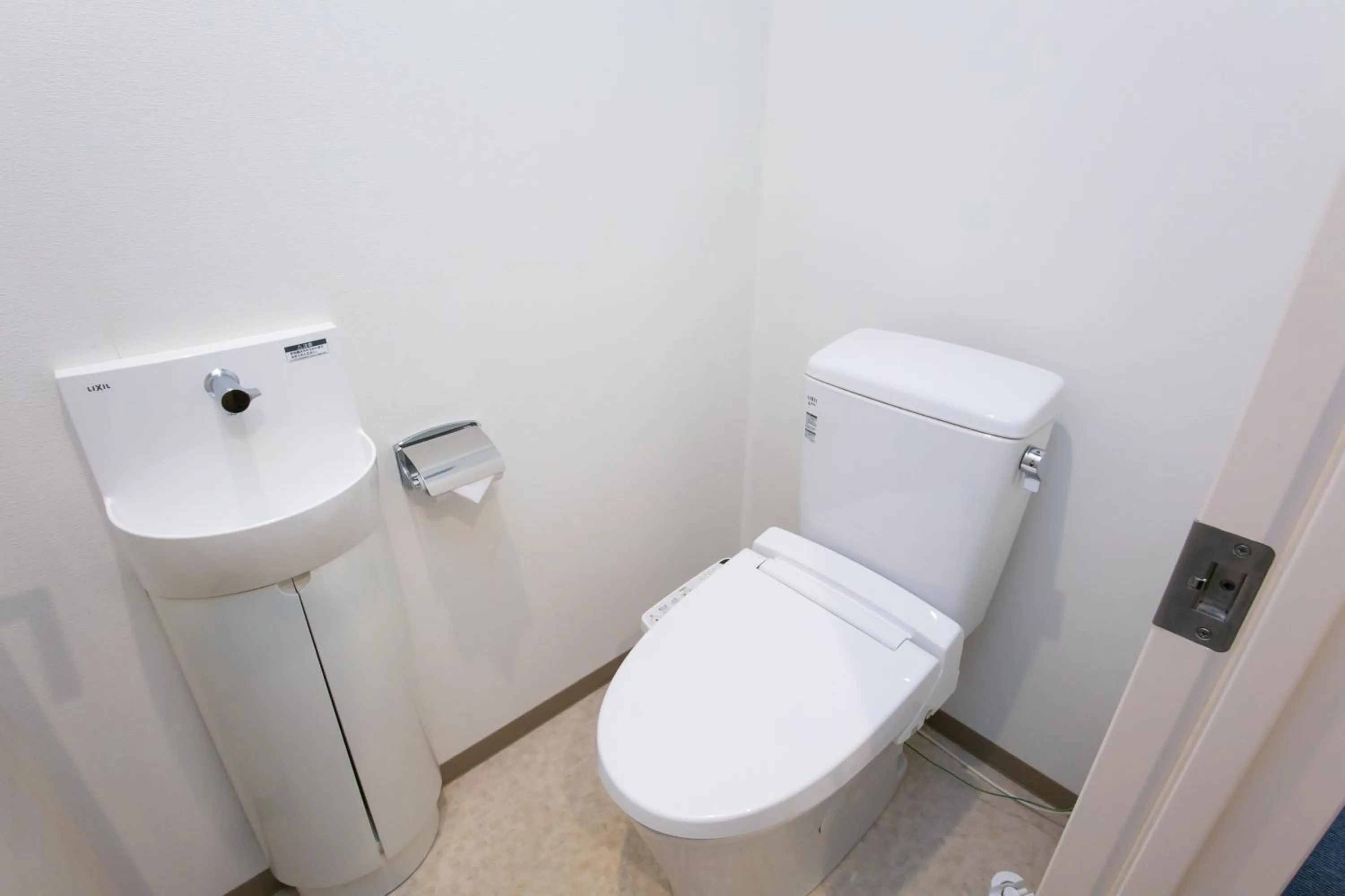 Photo of the whole room in Oak Hotel Edo