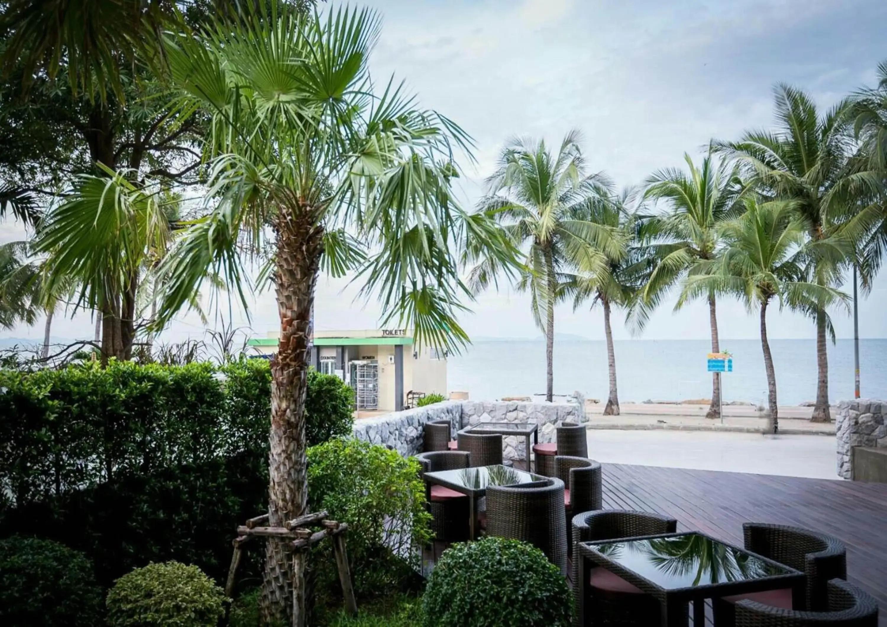 Restaurant/places to eat in Kalm Bangsaen Hotel Restaurant/places to eat in Kalm Bangsaen Hotel