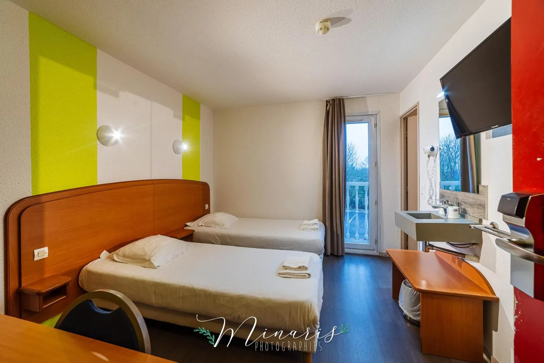 Photo of the whole room, Bed in B Hotel Troyes Aéroport