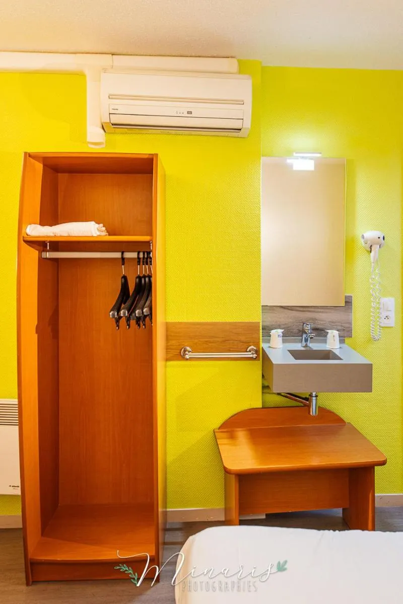 wardrobe, Bed in B Hotel Troyes Aéroport