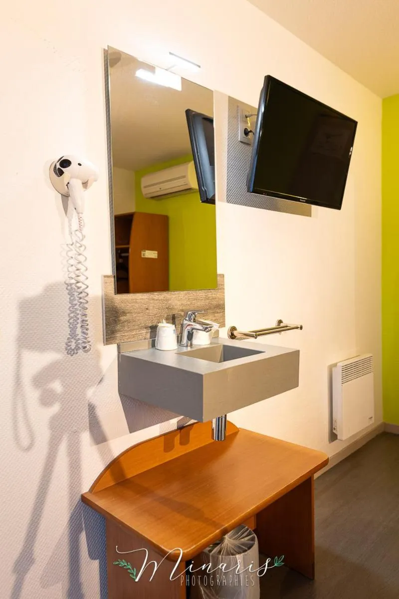 Photo of the whole room in B Hotel Troyes Aéroport