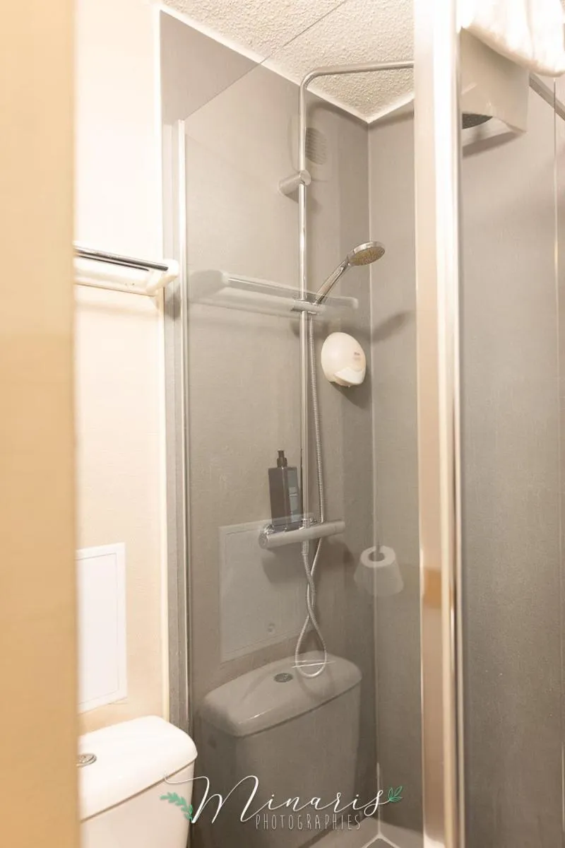 Shower in B Hotel Troyes Aéroport